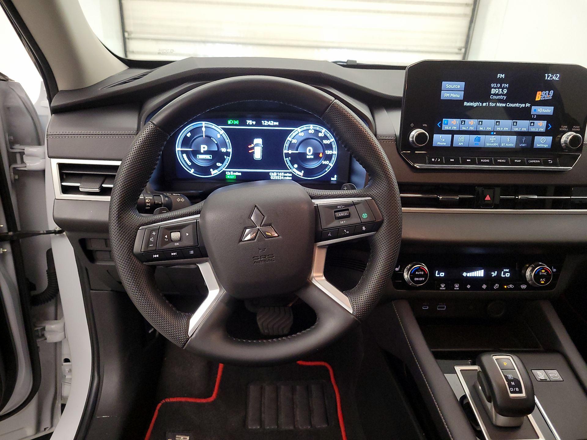 Thumbnail: 2023 Mitsubishi Outlander - 10