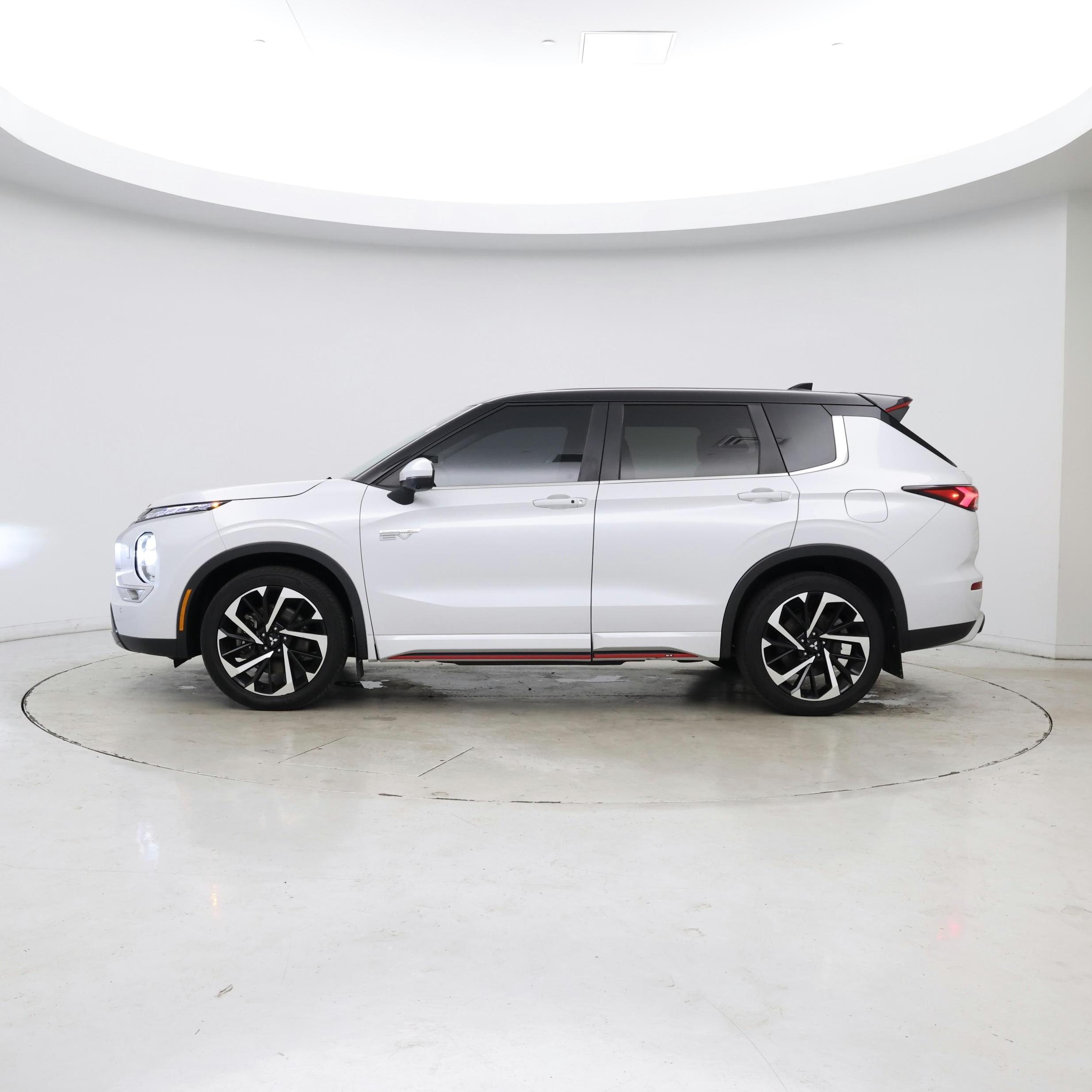Thumbnail: 2023 Mitsubishi Outlander - 3