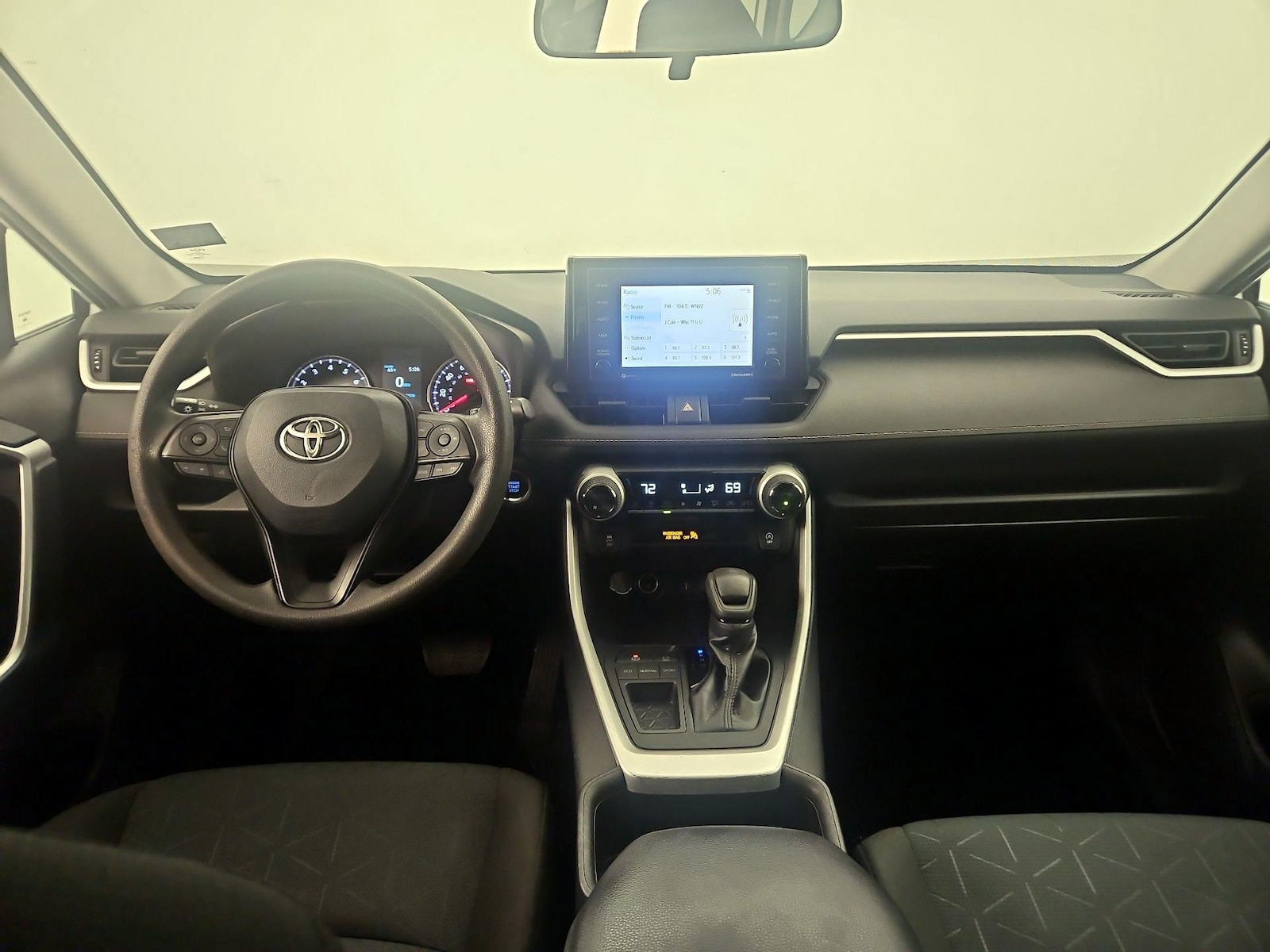 2022 Toyota RAV4 XLE - Photo 10