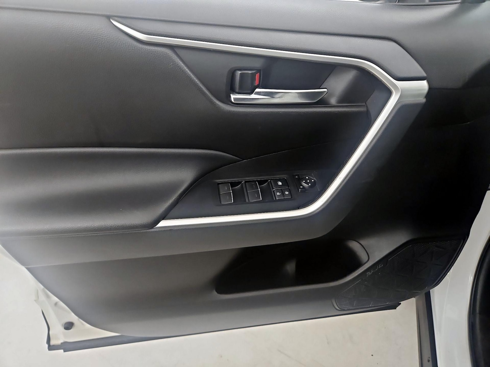 2022 Toyota RAV4 XLE - Photo 13
