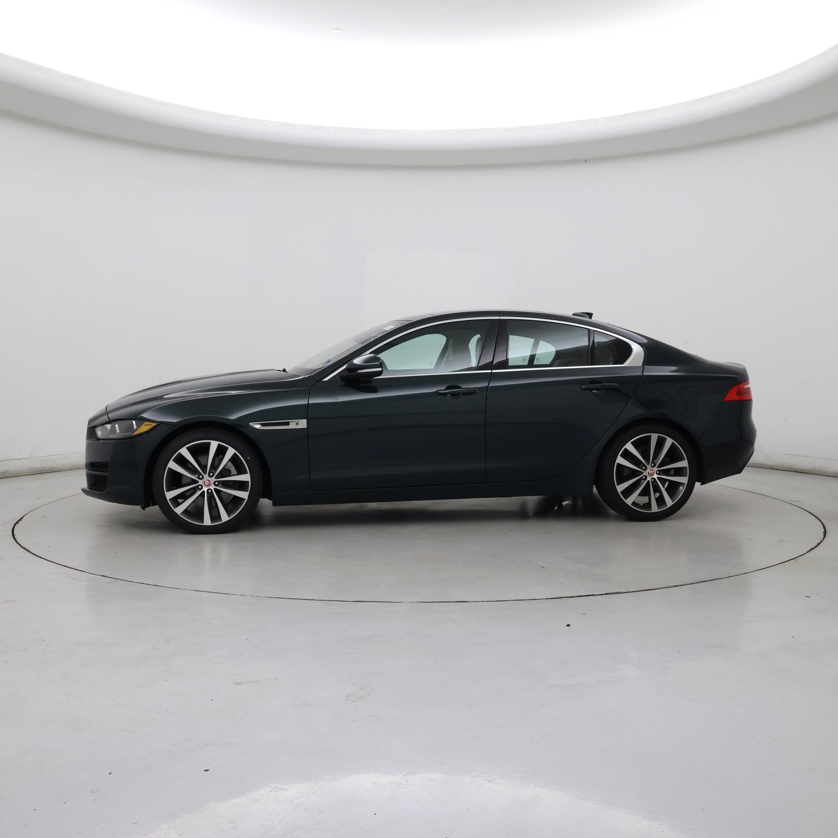 Thumbnail: 2017 Jaguar XE - 3
