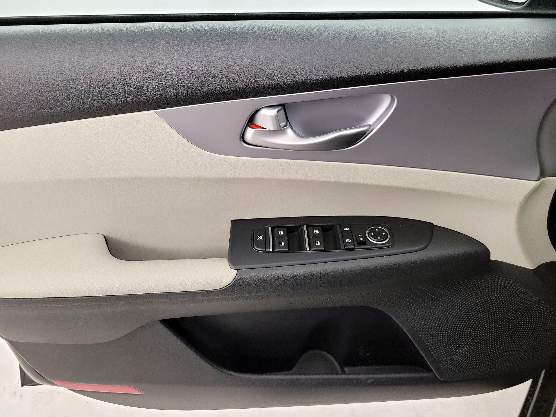 Thumbnail: 2023 Kia Forte - 12