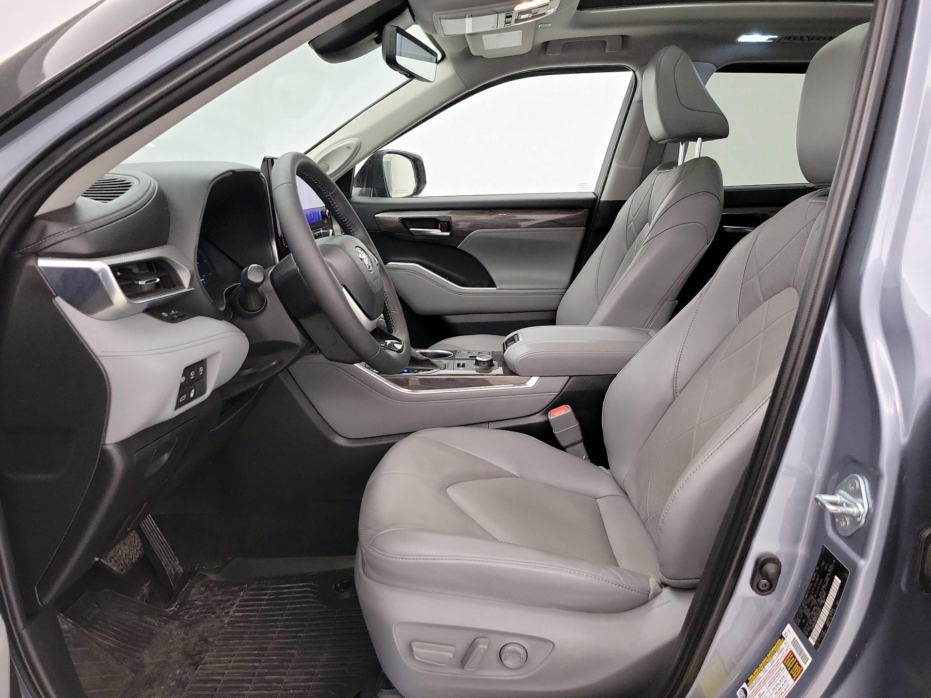 Thumbnail: 2023 Toyota Highlander - 11