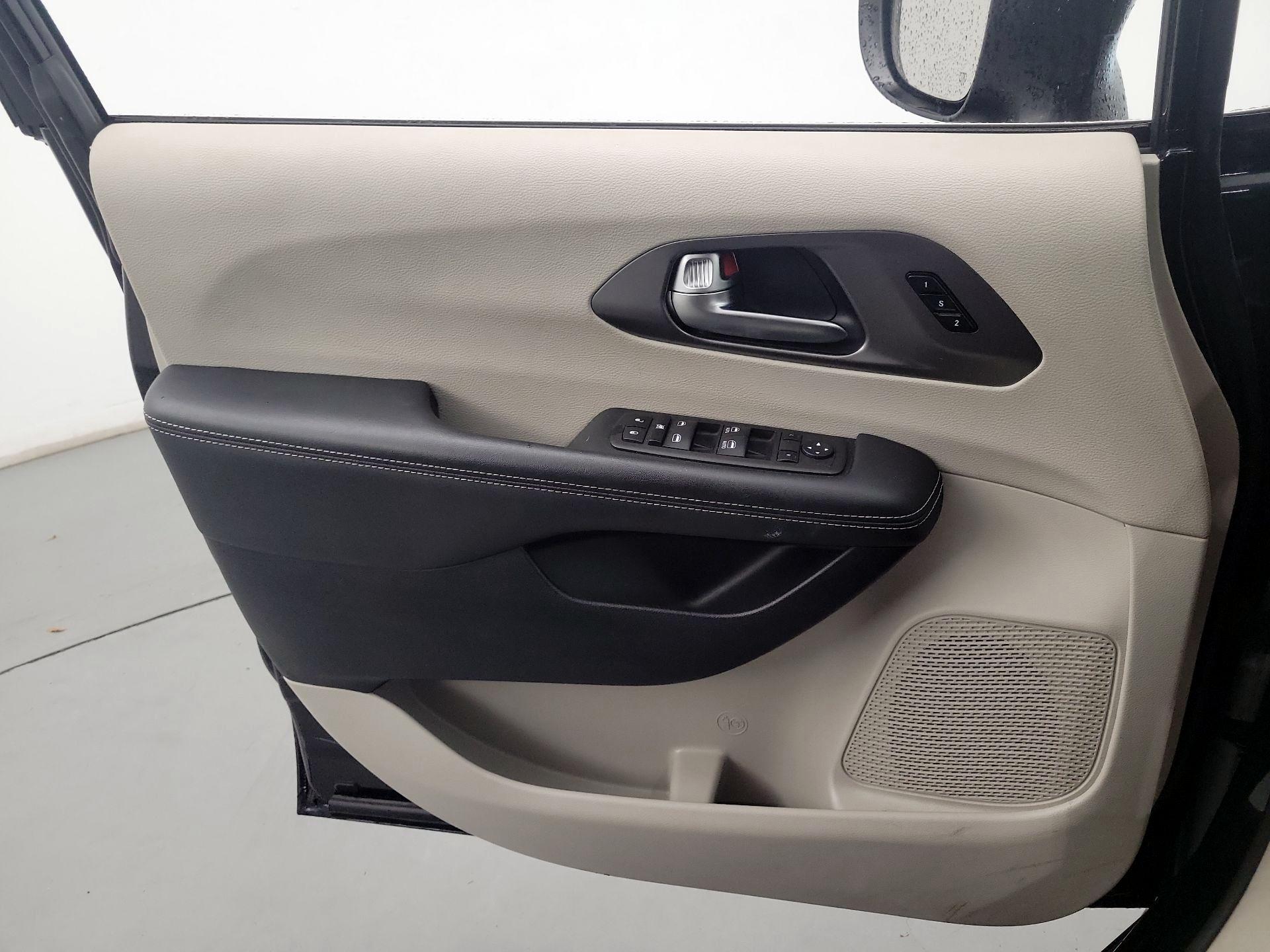 Thumbnail: 2023 Chrysler Pacifica - 12