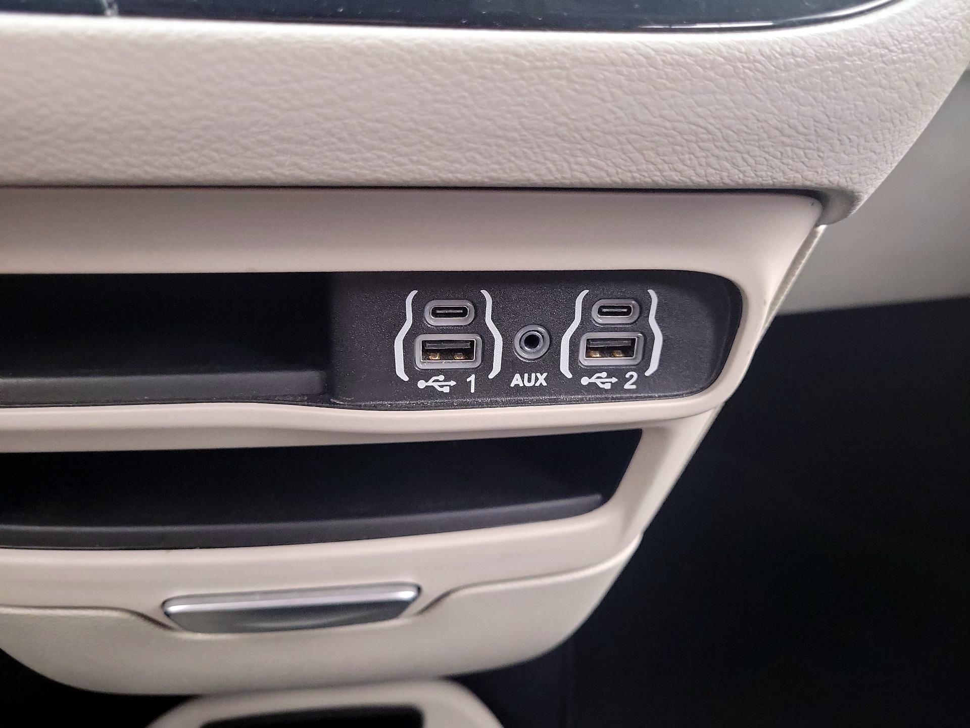 Thumbnail: 2023 Chrysler Pacifica - 18