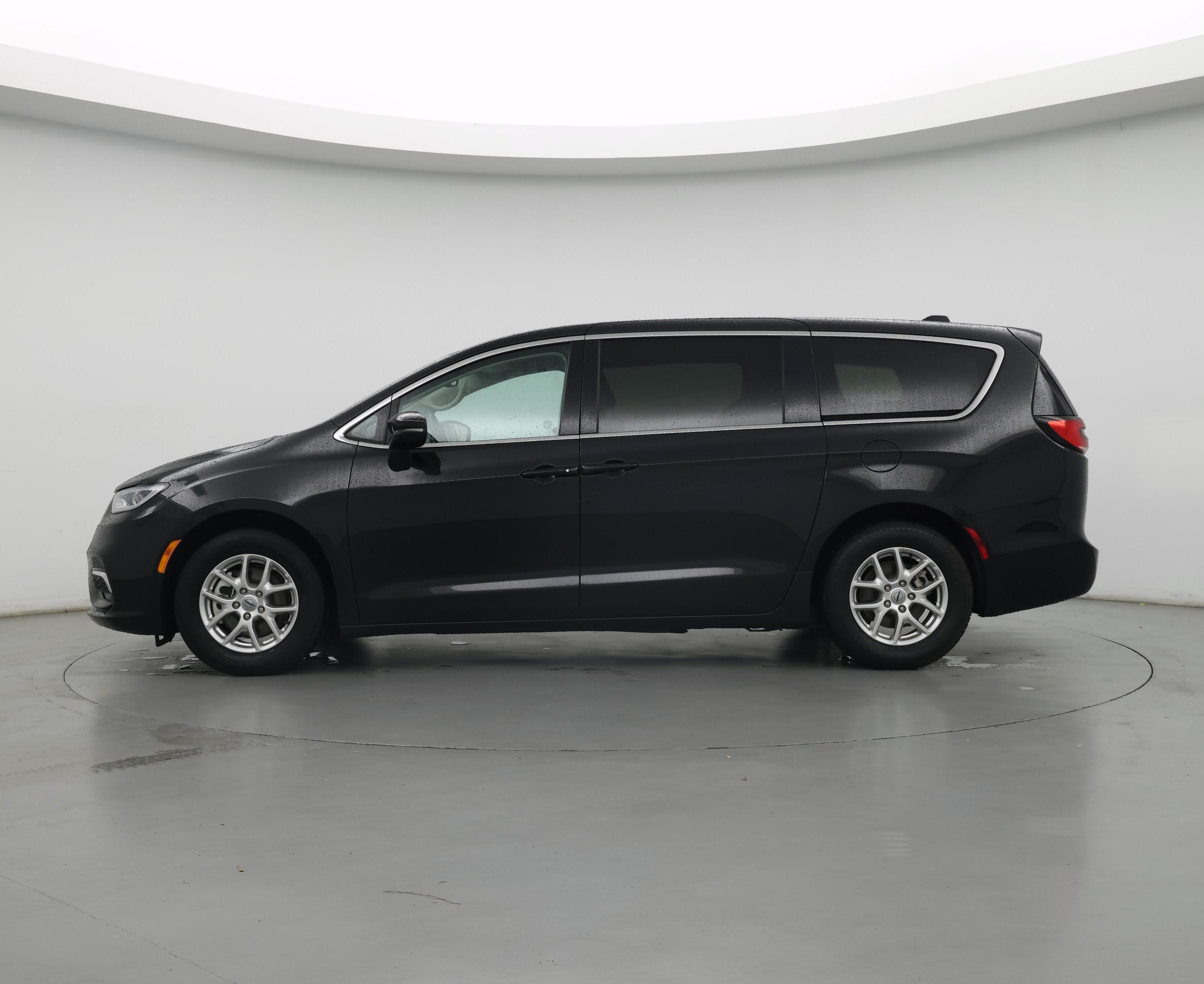 Thumbnail: 2023 Chrysler Pacifica - 3