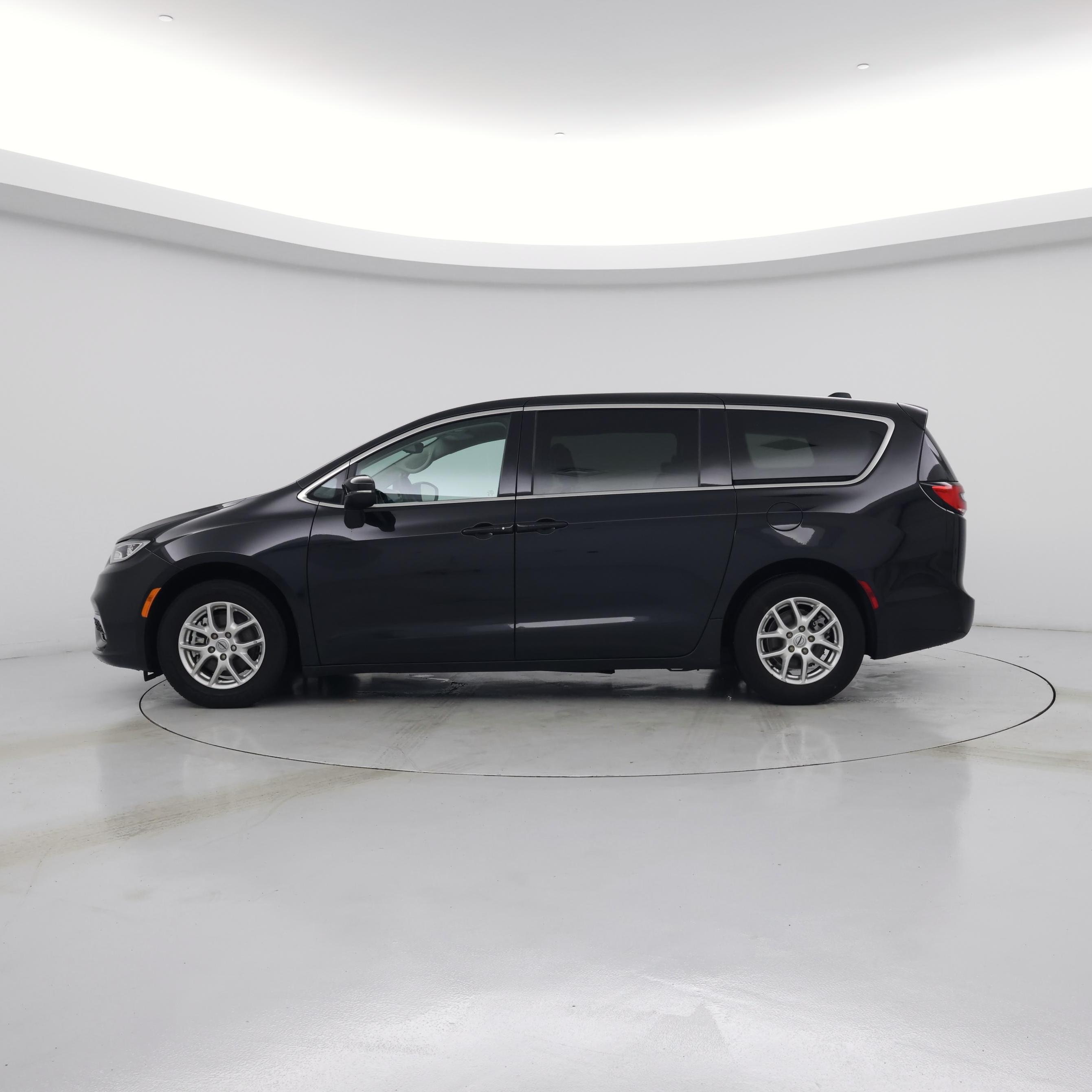 Thumbnail: 2023 Chrysler Pacifica - 3