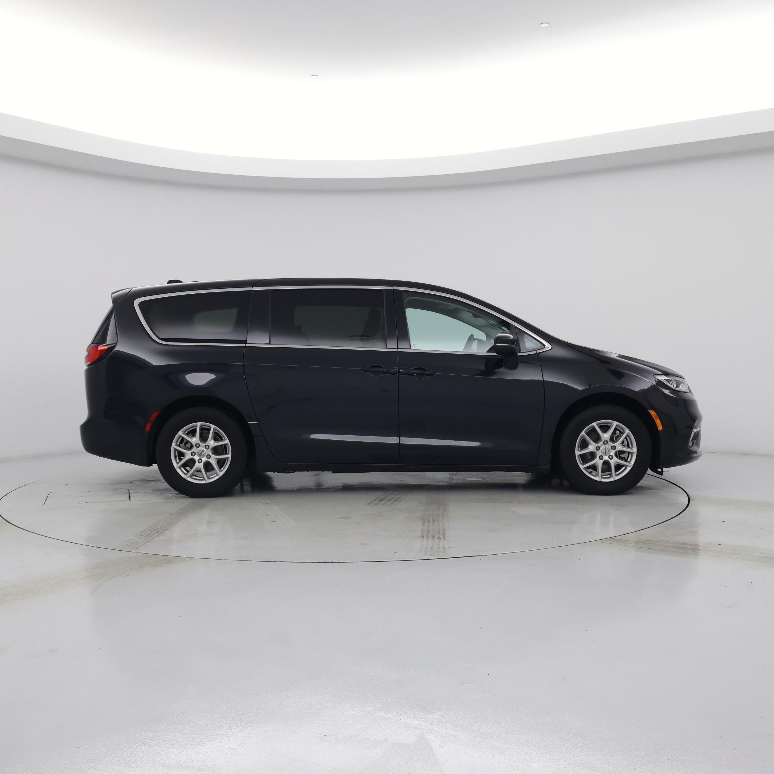 Thumbnail: 2023 Chrysler Pacifica - 7