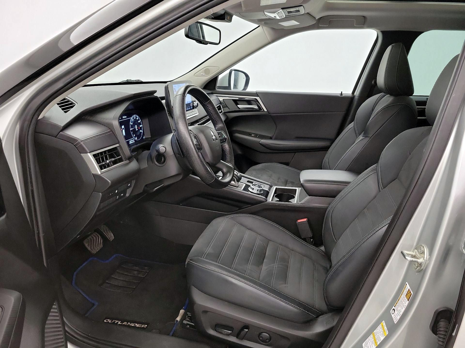 Thumbnail: 2023 Mitsubishi Outlander - 11