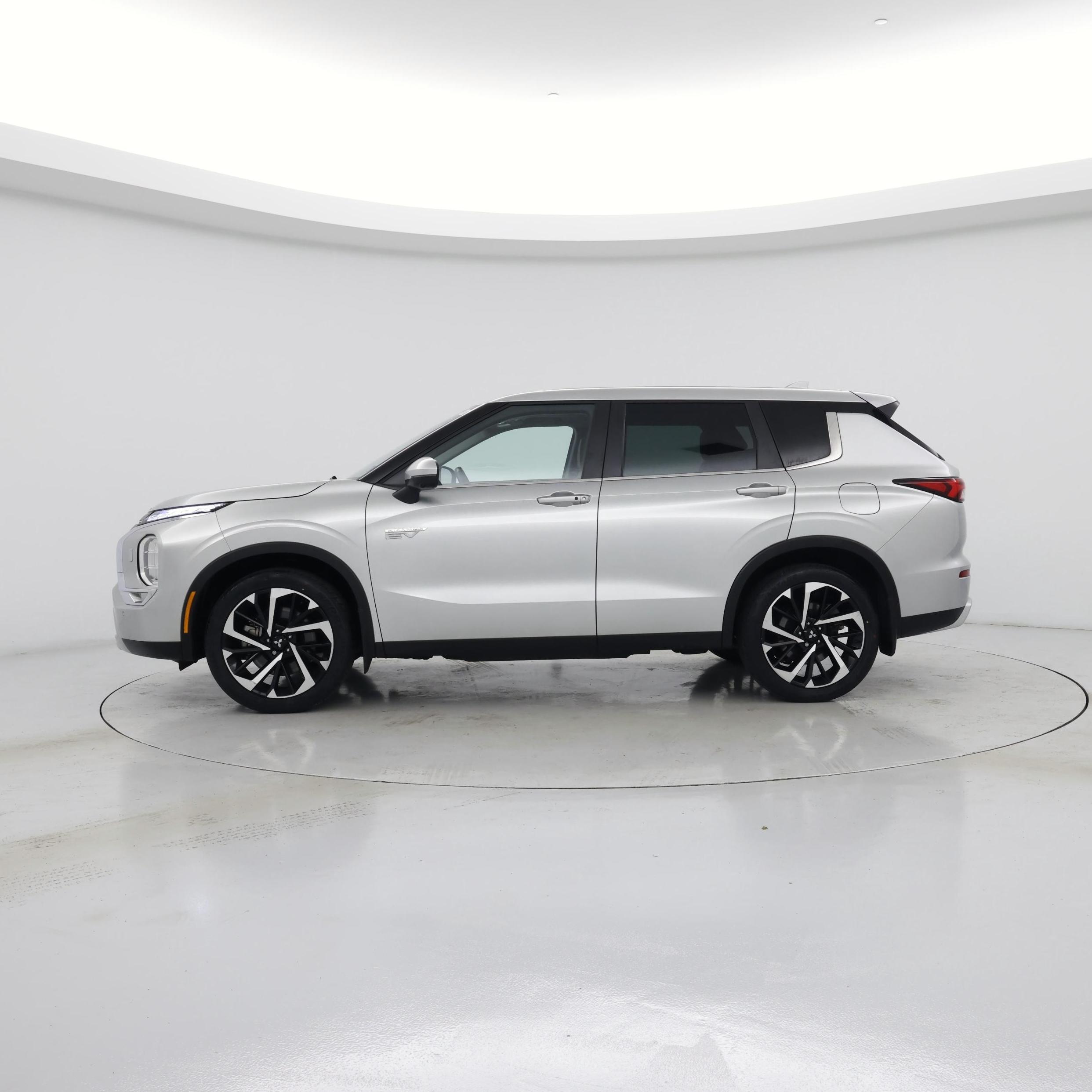 Thumbnail: 2023 Mitsubishi Outlander - 3