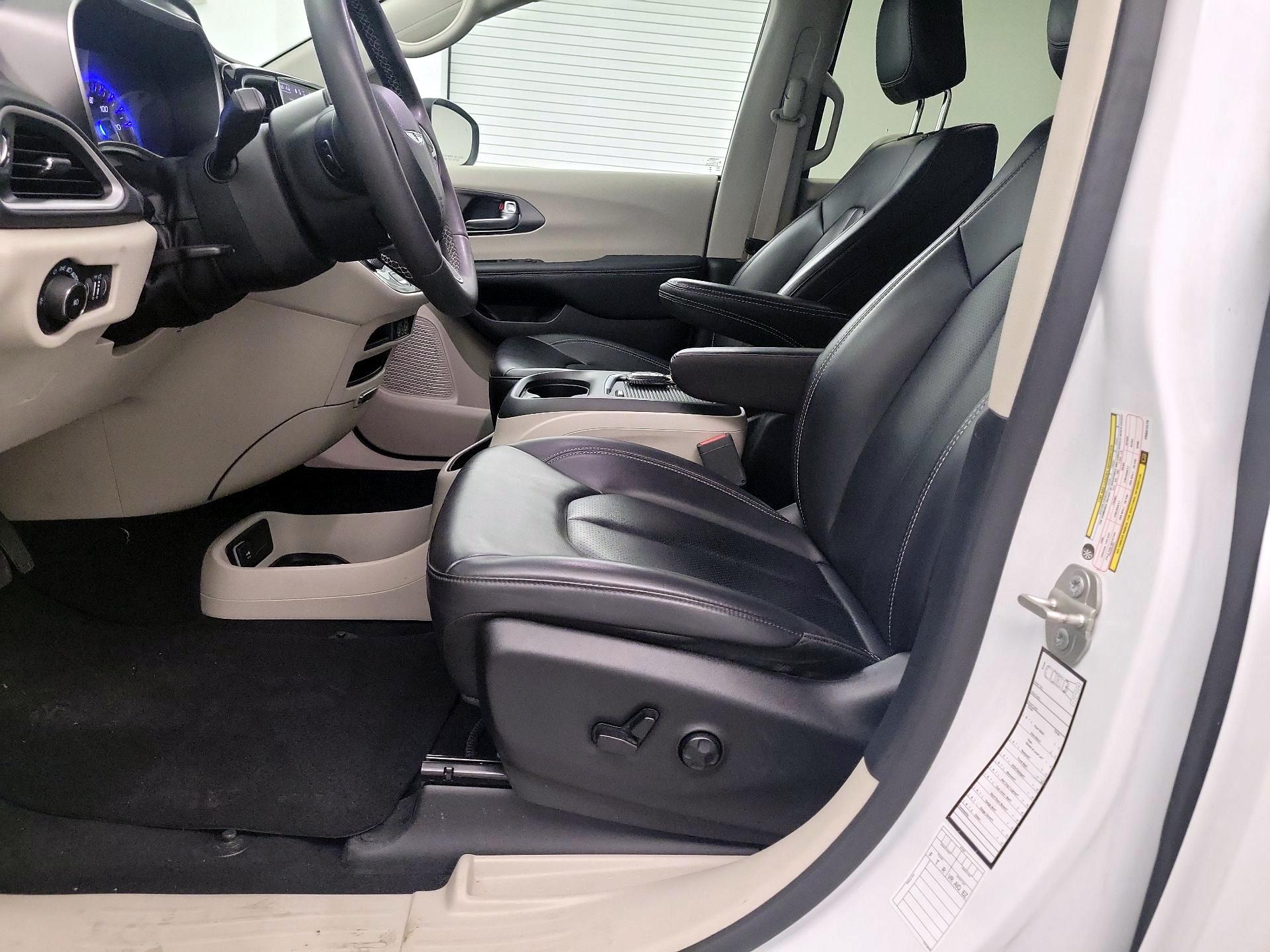 Thumbnail: 2023 Chrysler Pacifica - 9