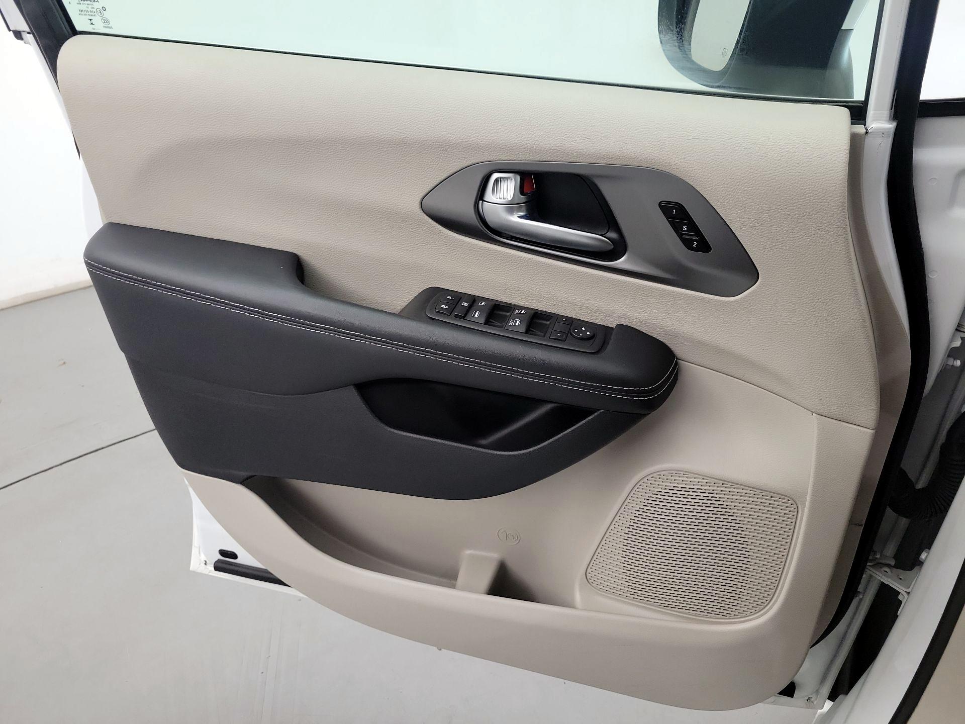 Thumbnail: 2023 Chrysler Pacifica - 10