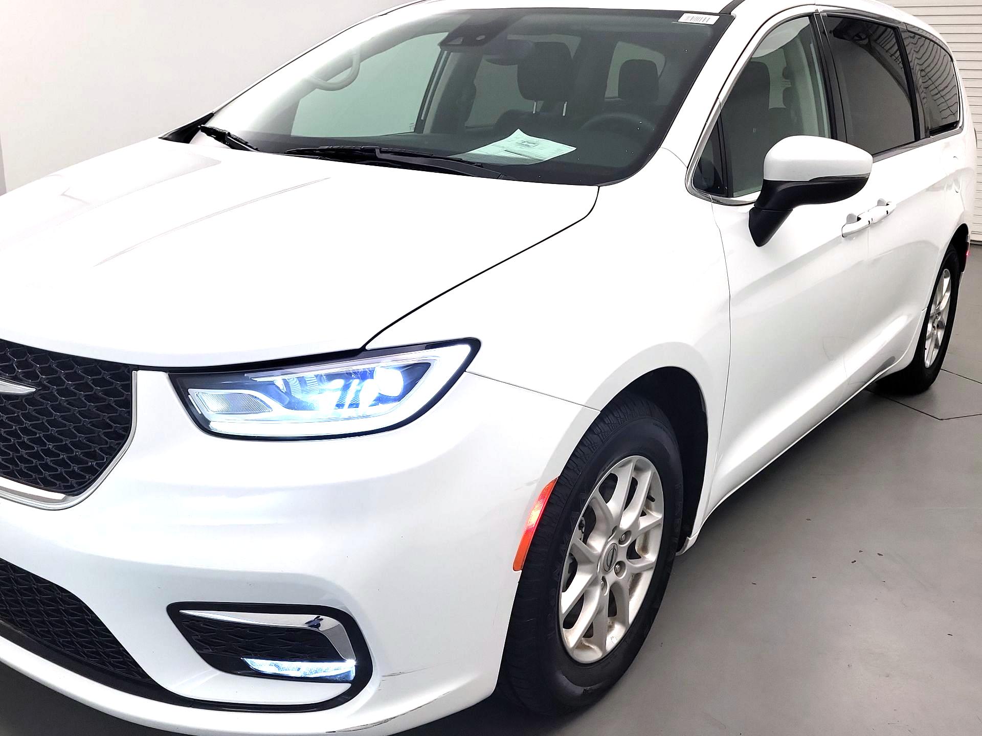 Thumbnail: 2023 Chrysler Pacifica - 3