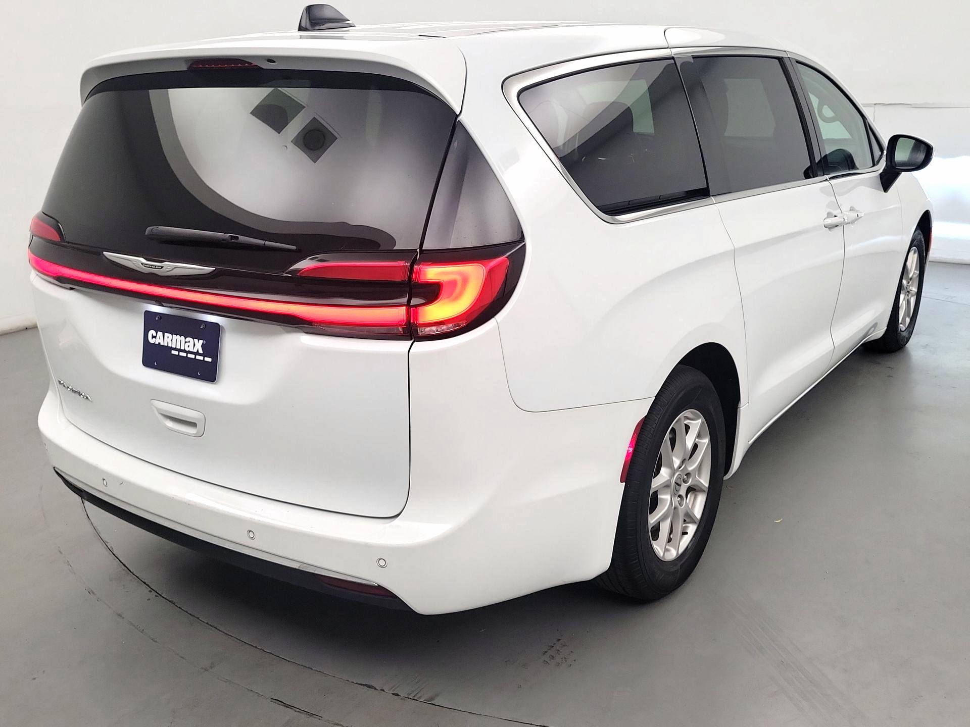 Thumbnail: 2023 Chrysler Pacifica - 5
