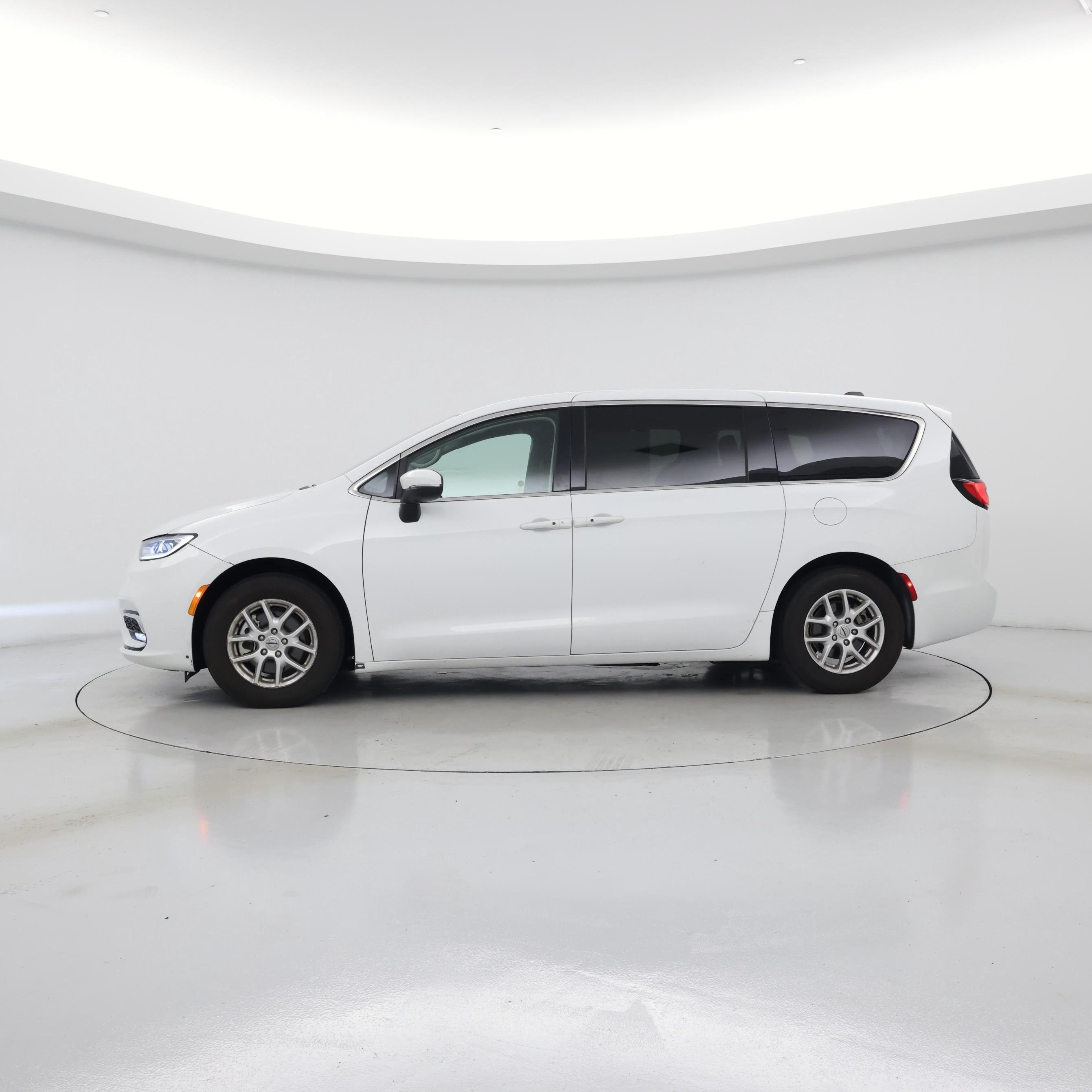 Thumbnail: 2023 Chrysler Pacifica - 3