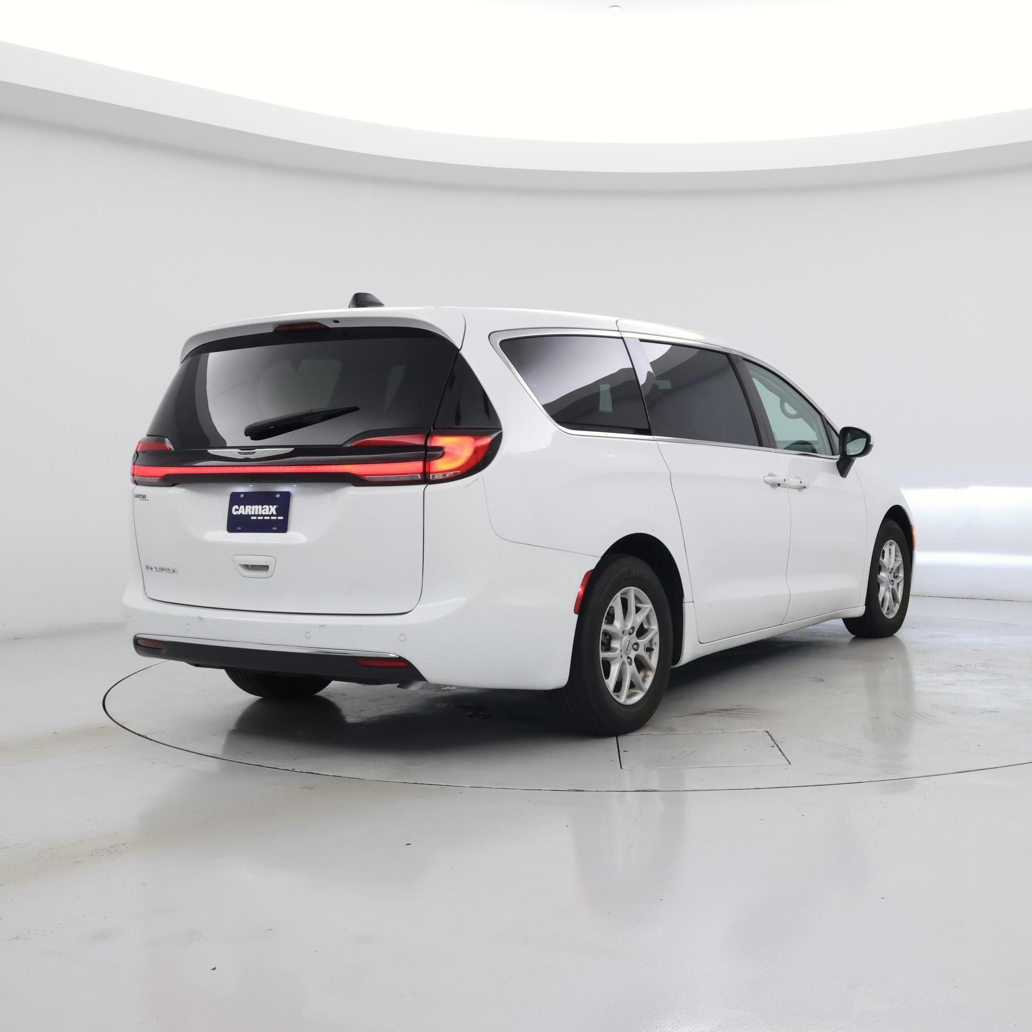 Thumbnail: 2023 Chrysler Pacifica - 8