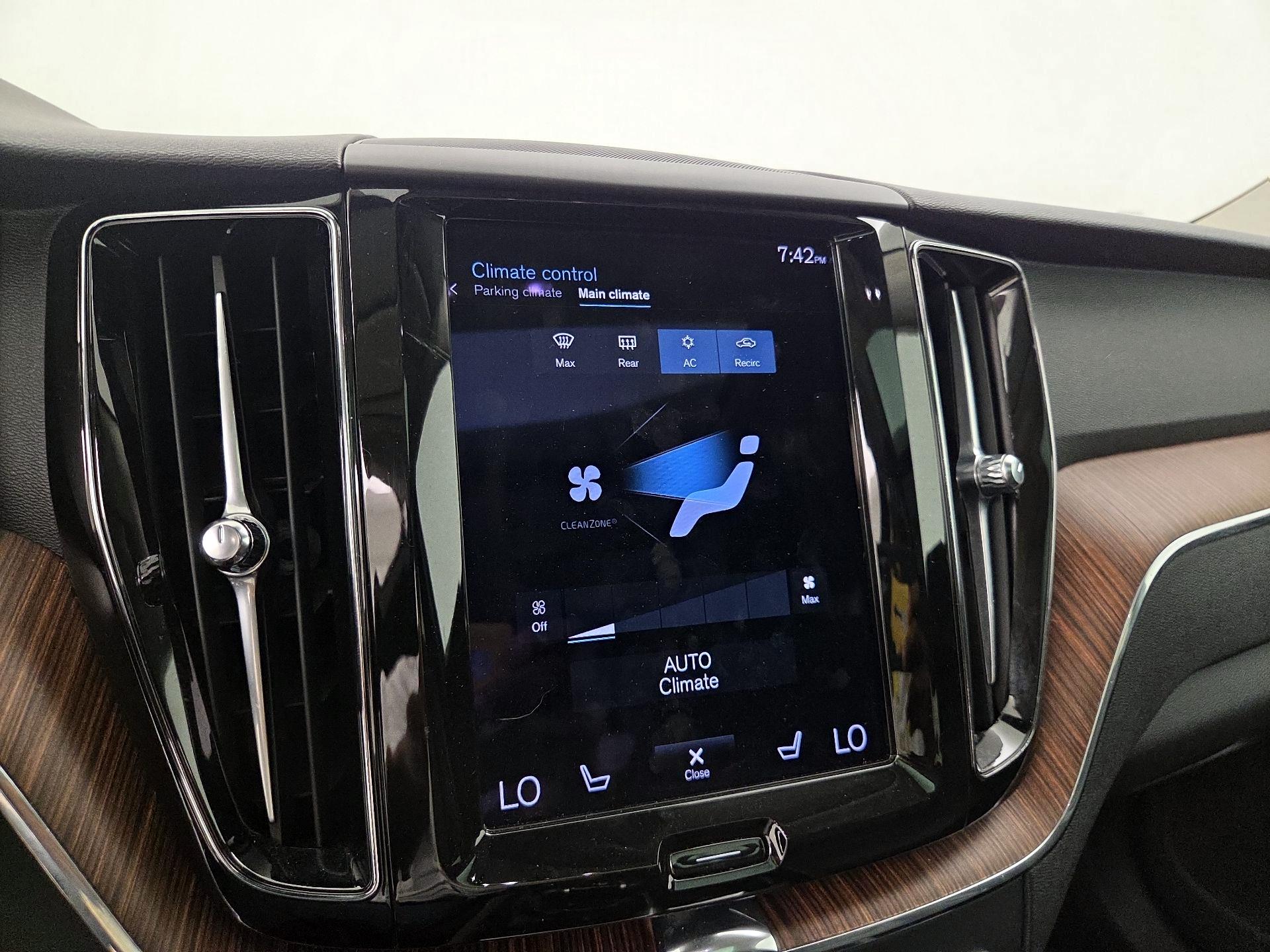 Thumbnail: 2021 Volvo XC60 - 17