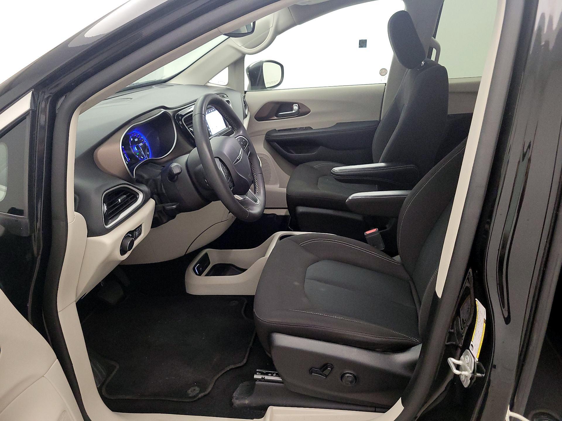 Thumbnail: 2023 Chrysler Voyager - 11