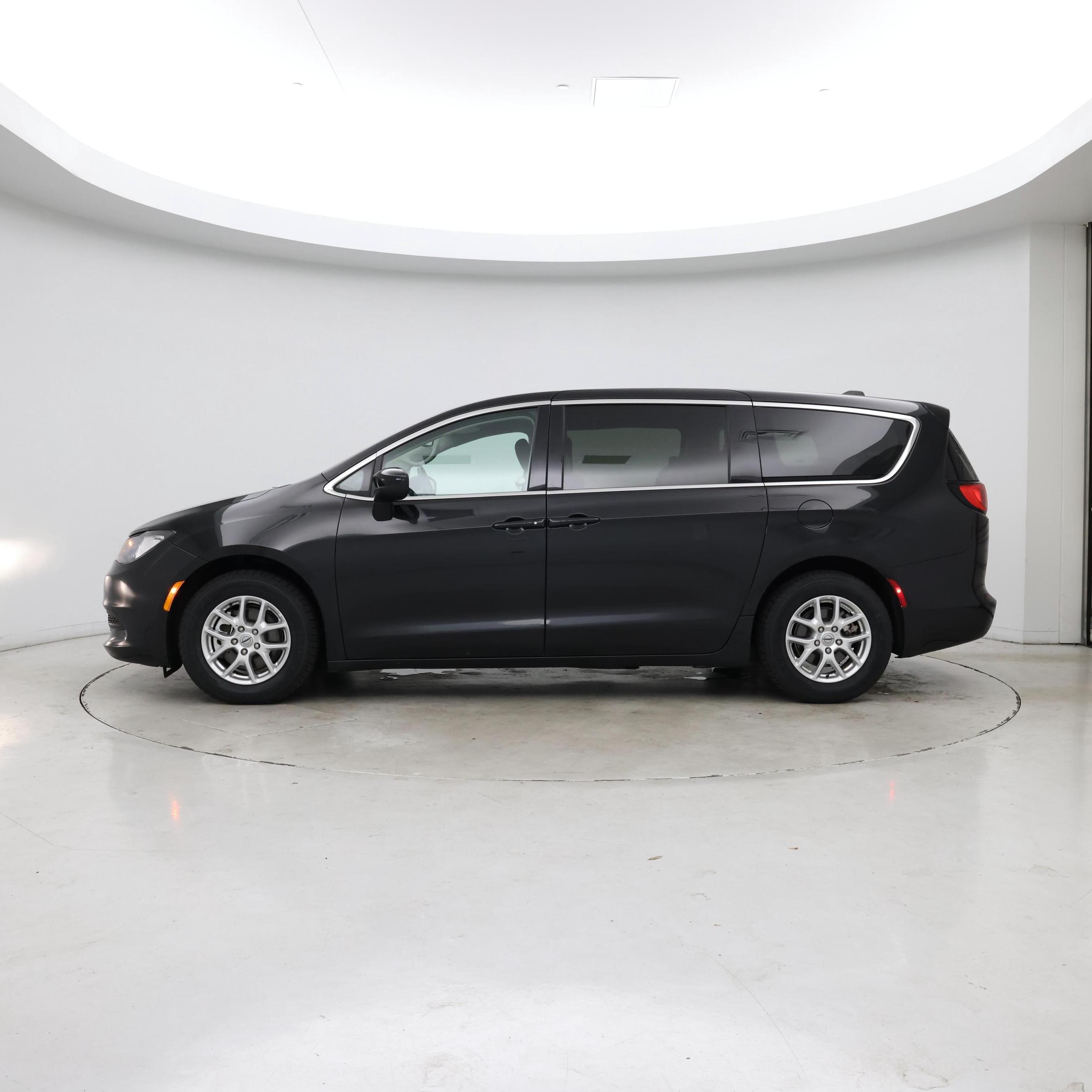Thumbnail: 2023 Chrysler Voyager - 3
