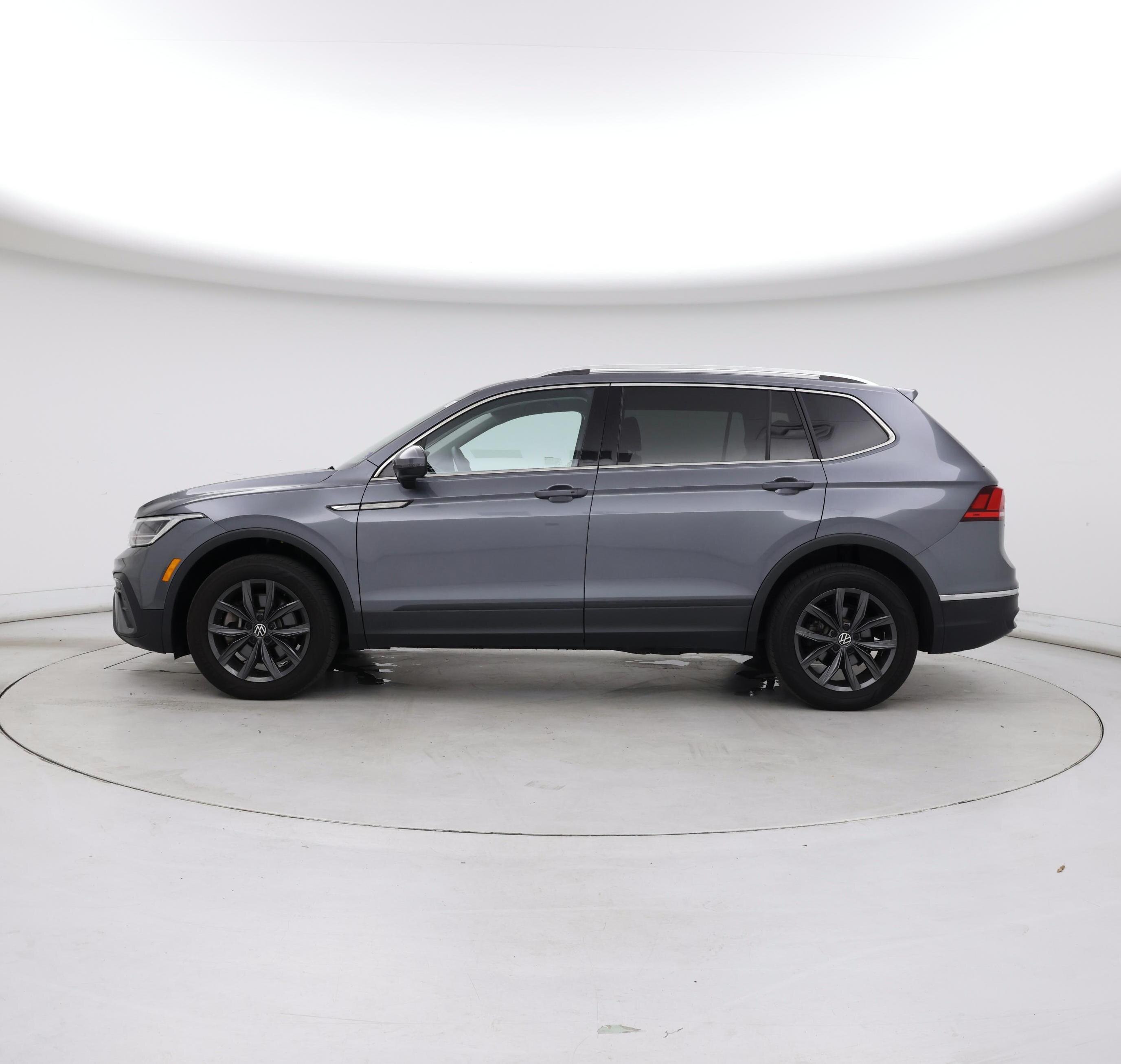Thumbnail: 2023 Volkswagen Tiguan - 3