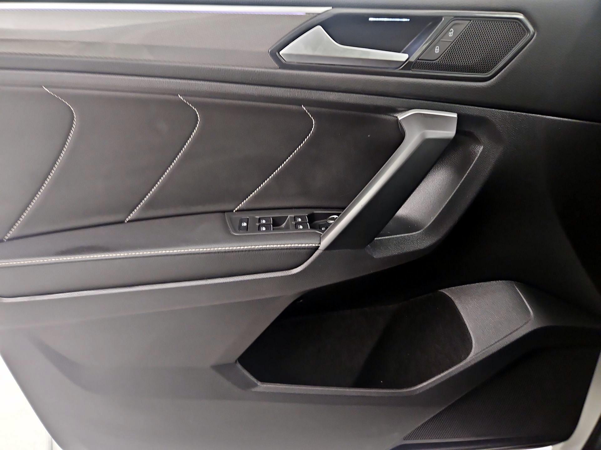 Thumbnail: 2023 Volkswagen Tiguan - 12