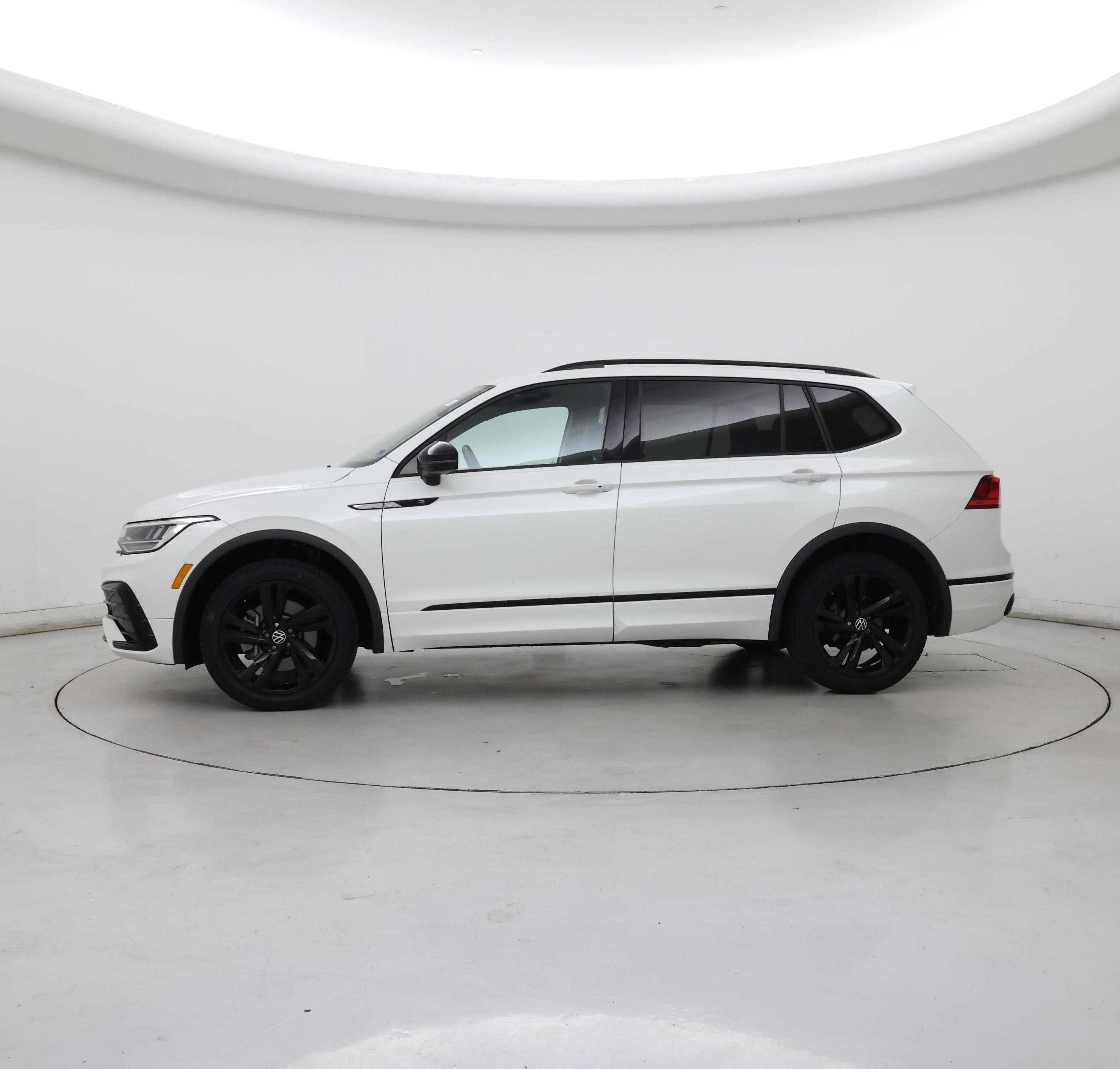 Thumbnail: 2023 Volkswagen Tiguan - 3