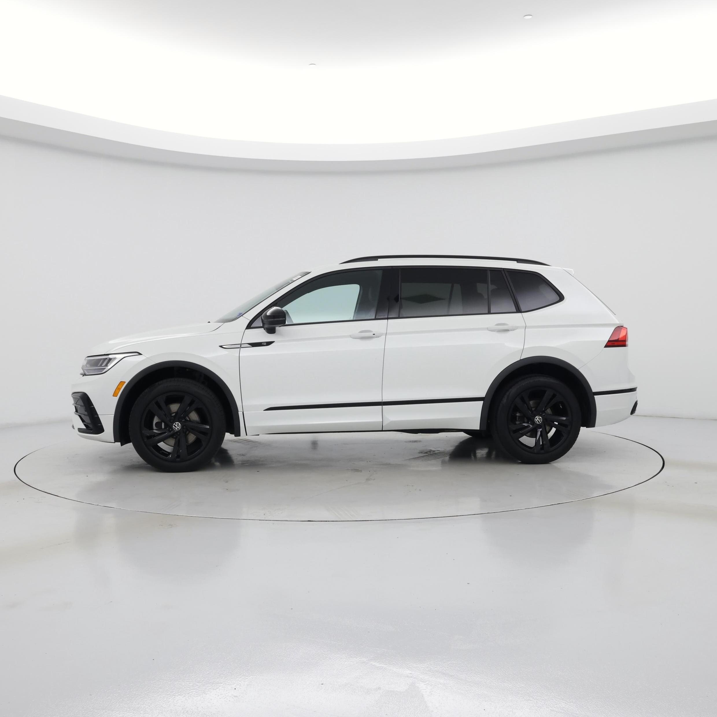Thumbnail: 2023 Volkswagen Tiguan - 3