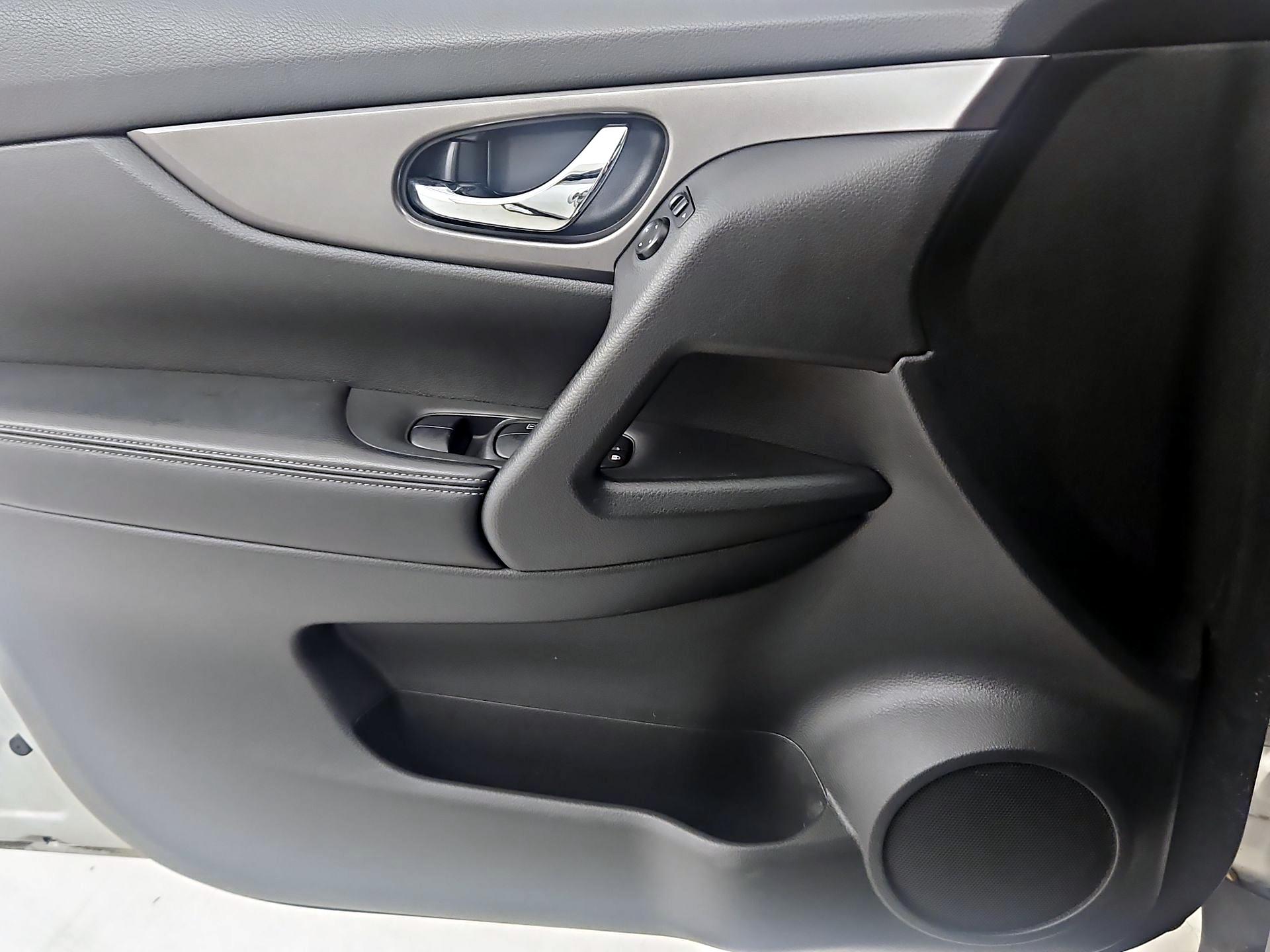 Thumbnail: 2016 Nissan Rogue - 12