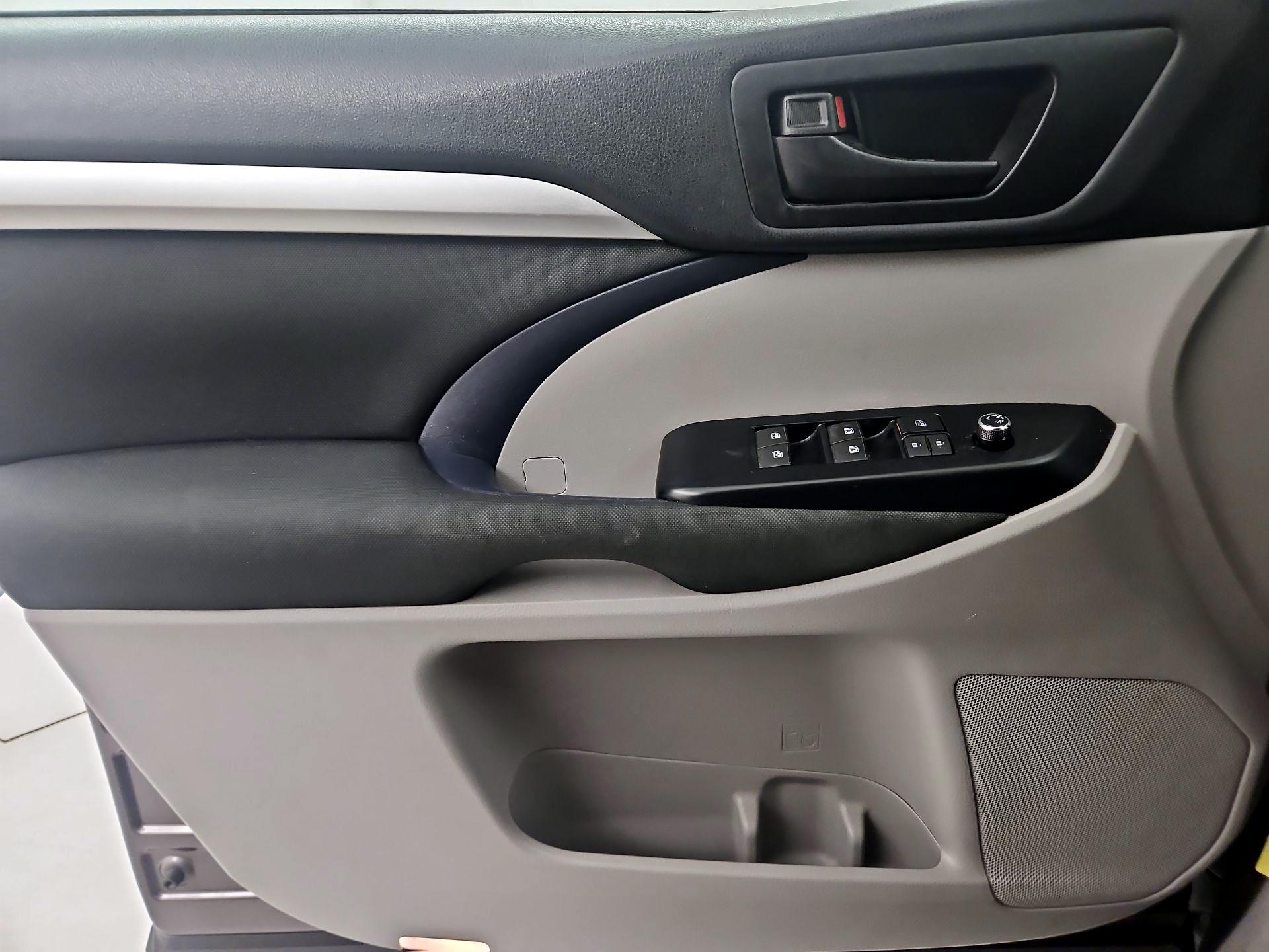 Thumbnail: 2019 Toyota Highlander - 12
