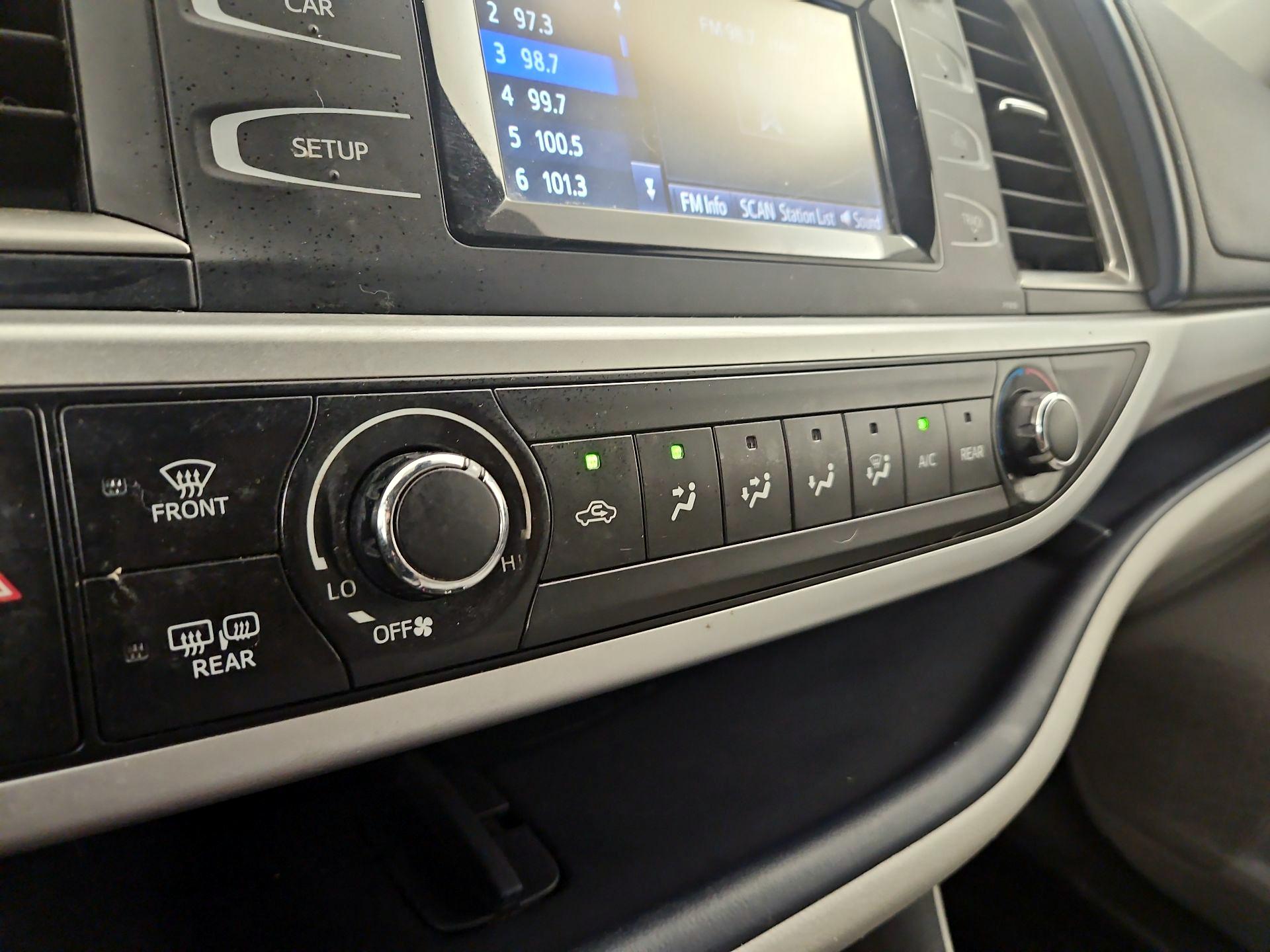Thumbnail: 2019 Toyota Highlander - 16