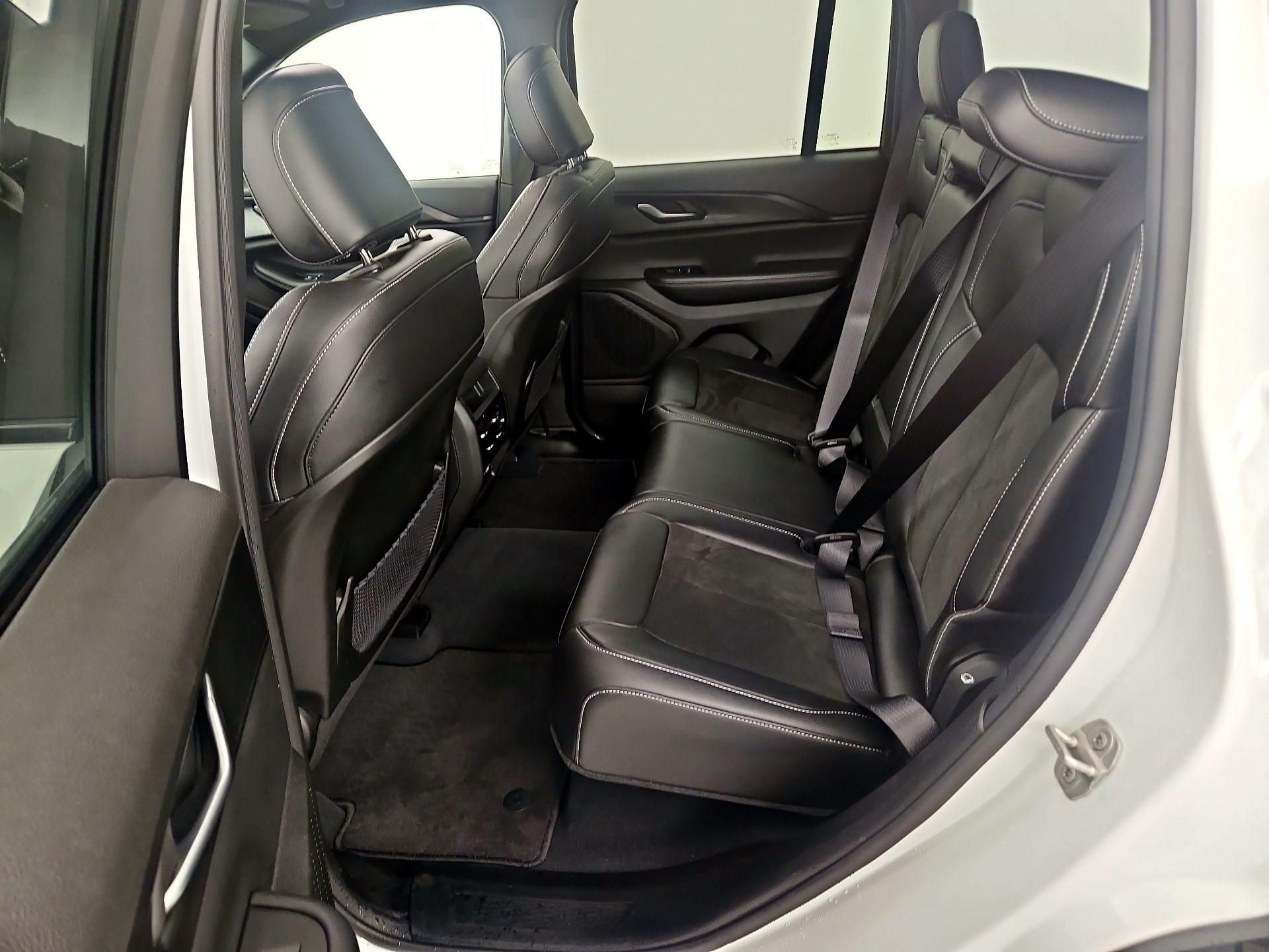 Thumbnail: 2023 Jeep Grand Cherokee - 20