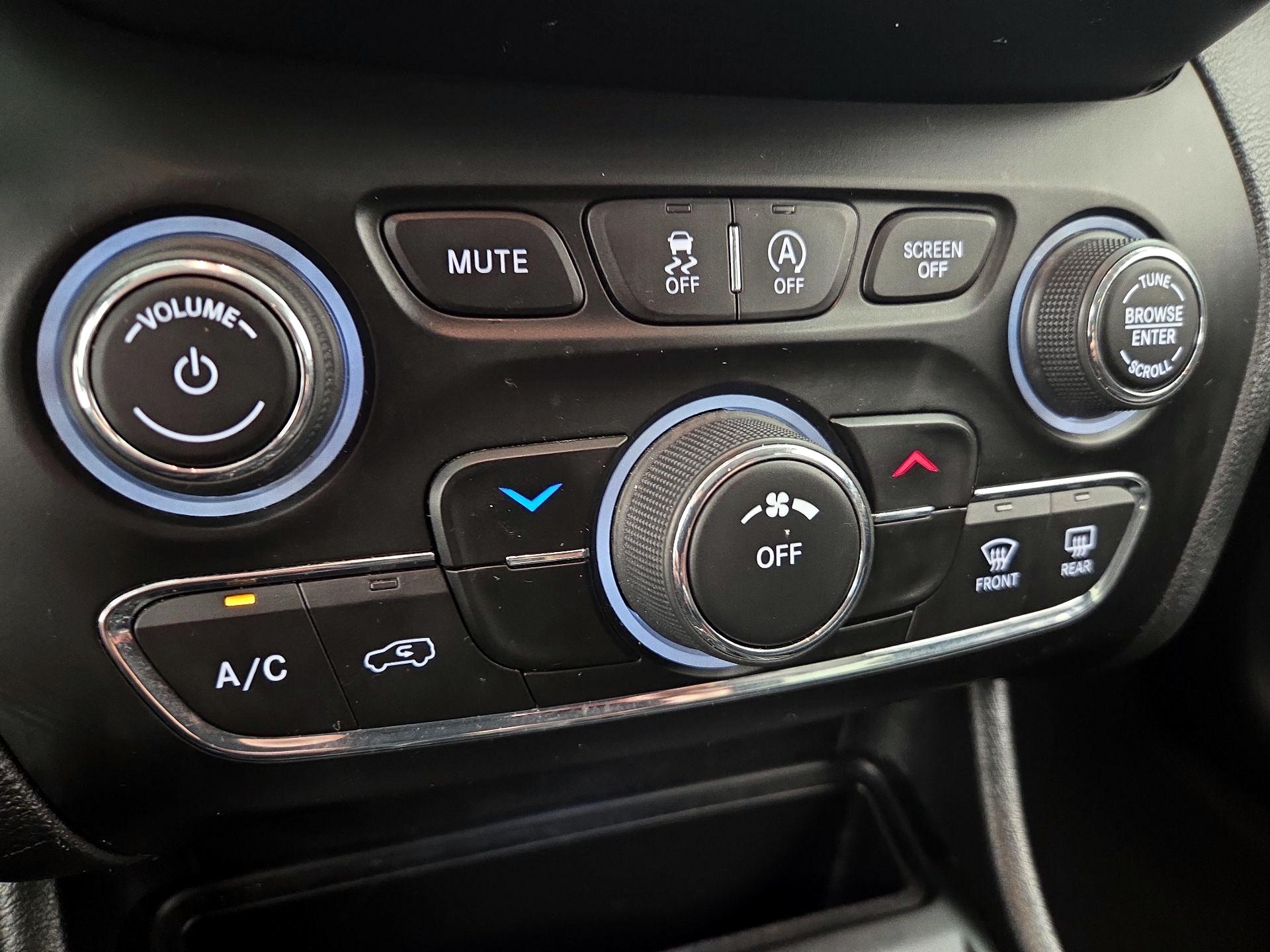 Thumbnail: 2020 Jeep Cherokee - 16