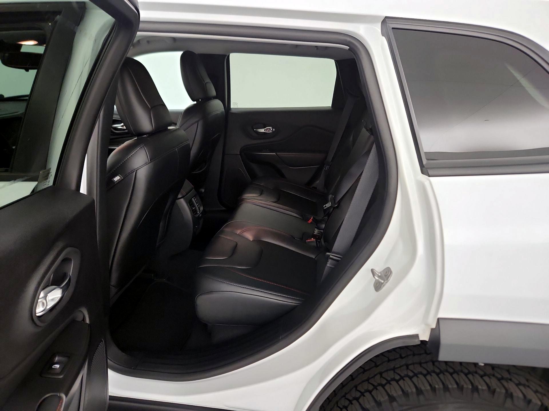Thumbnail: 2022 Jeep Cherokee - 16