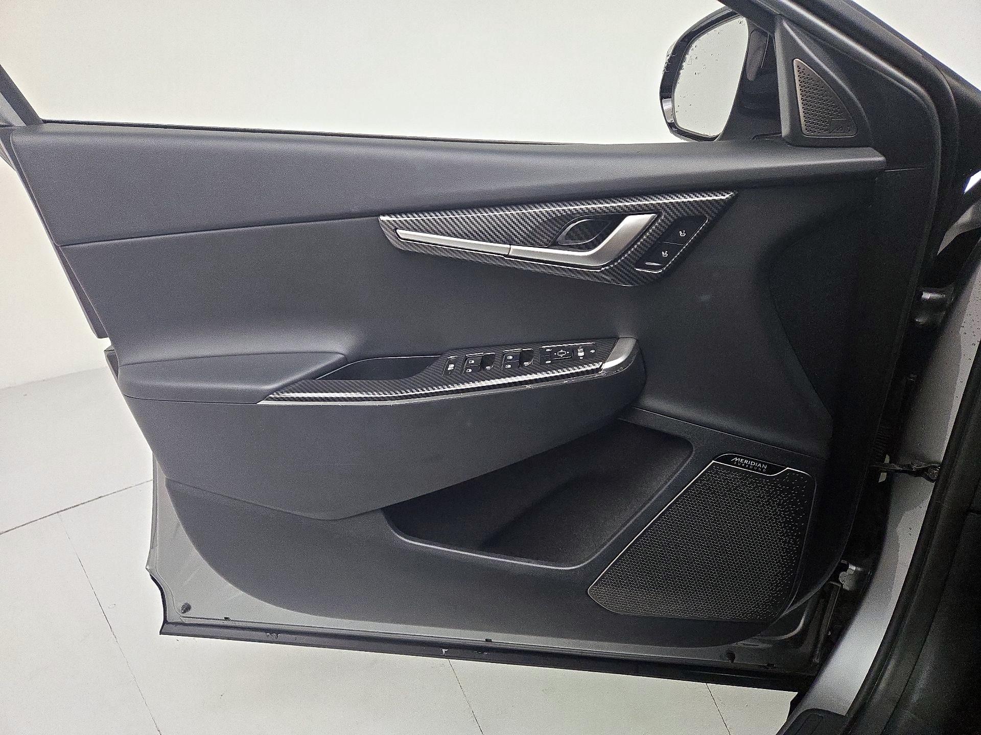 Thumbnail: 2022 Kia EV6 - 12