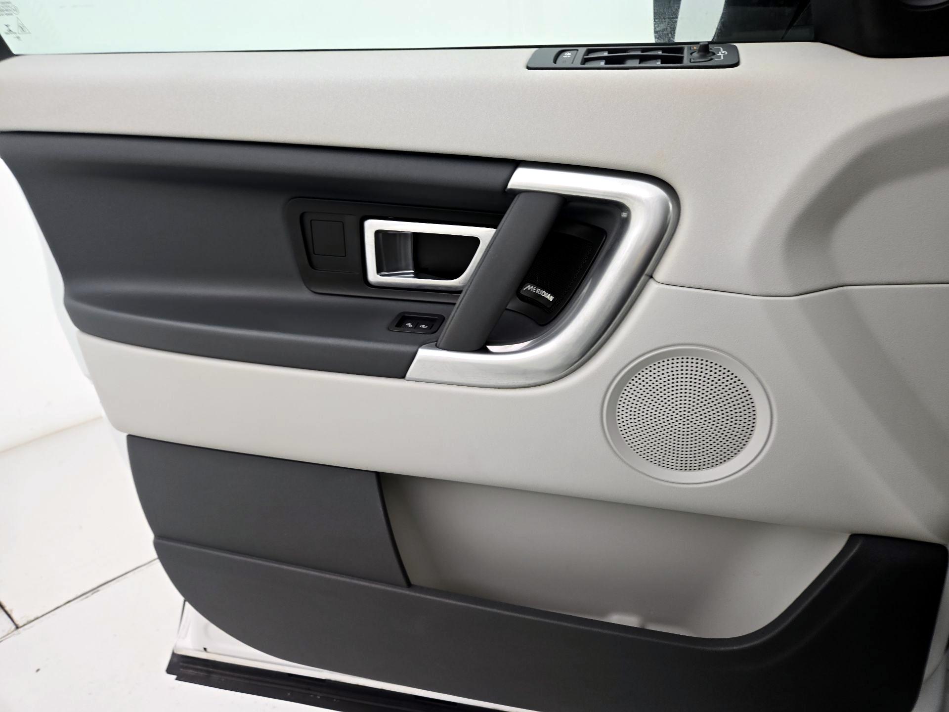 Thumbnail: 2017 Land Rover Discovery Sport - 12