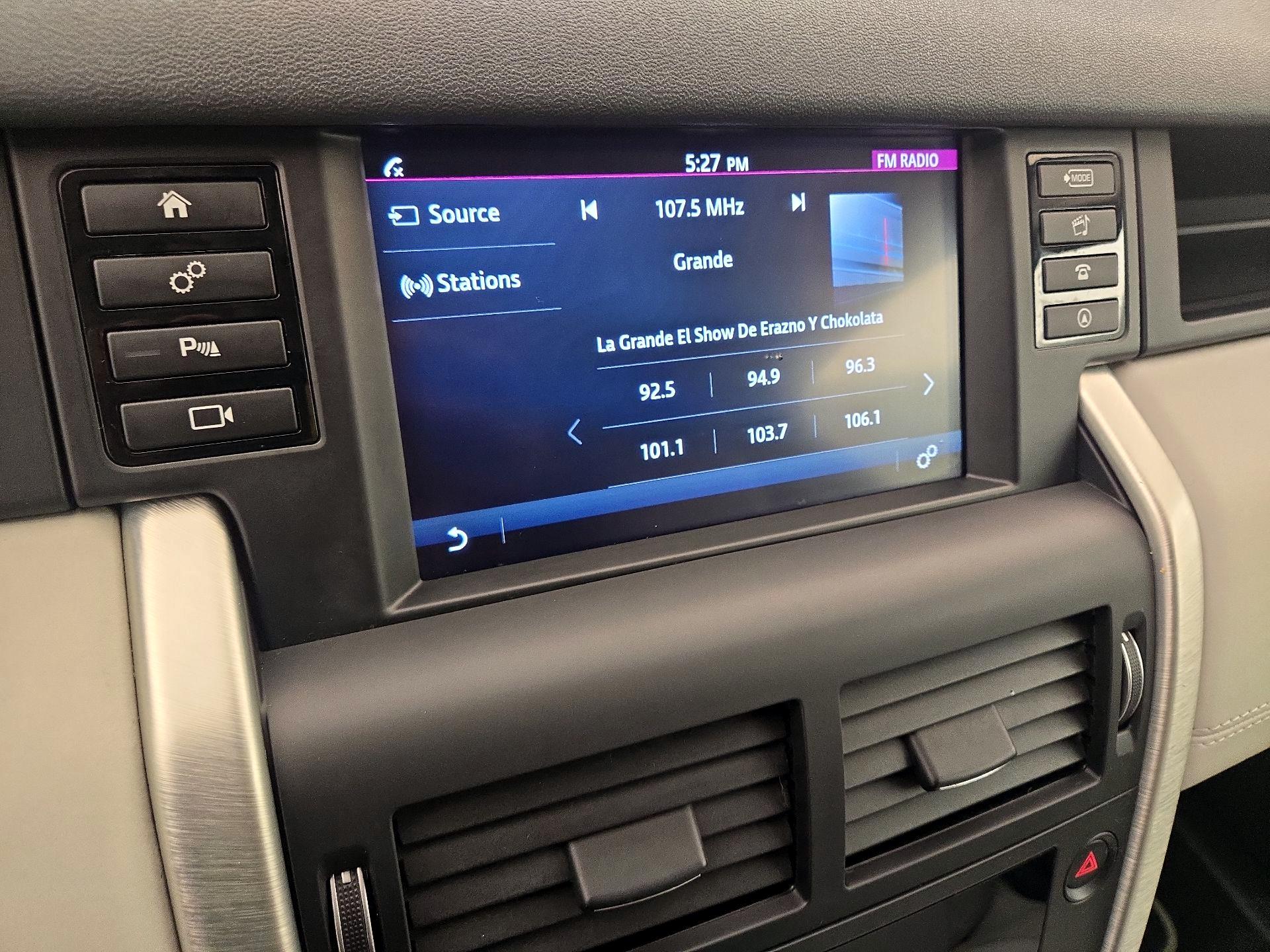 Thumbnail: 2017 Land Rover Discovery Sport - 15