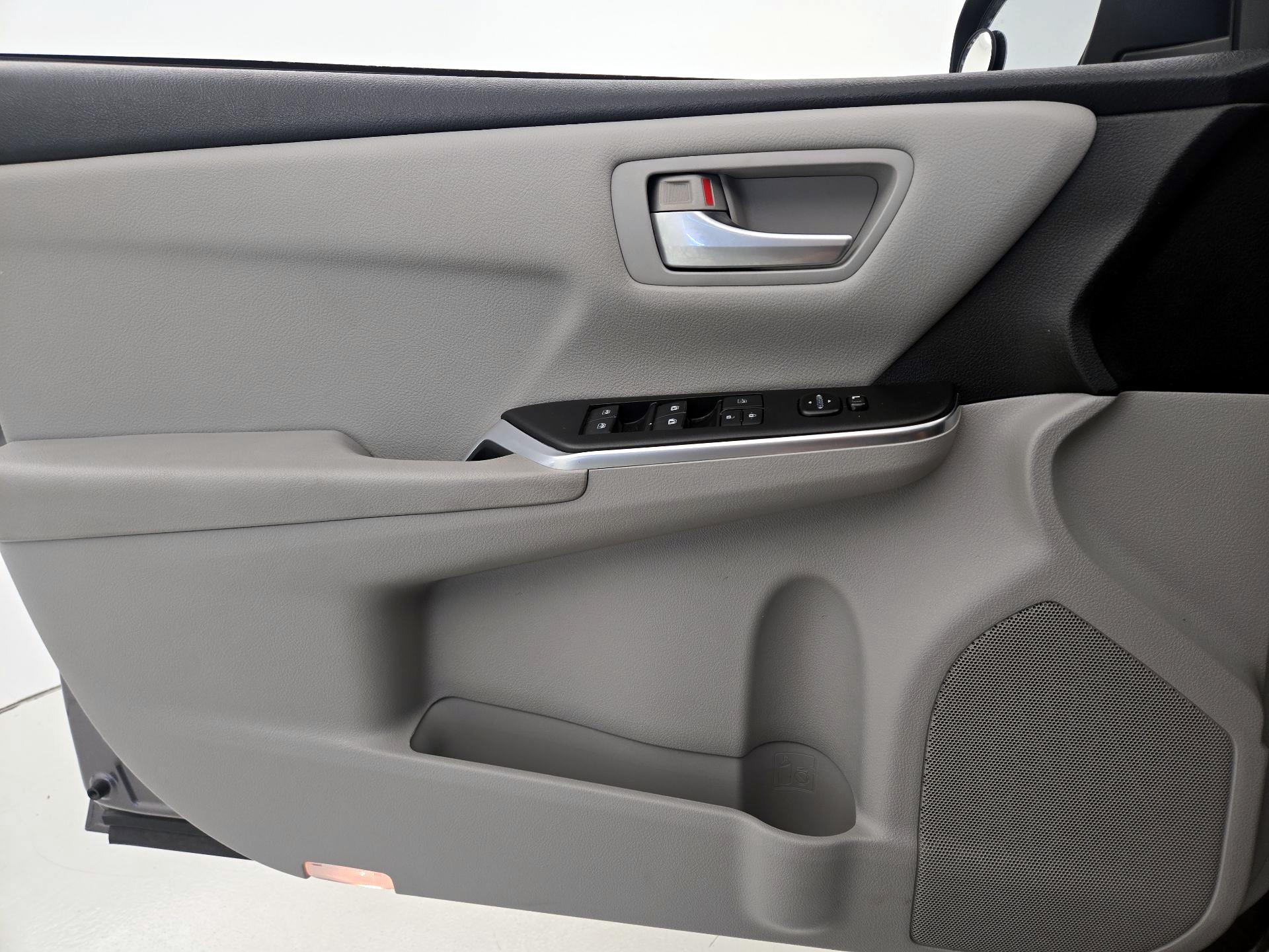 Thumbnail: 2016 Toyota Camry - 12