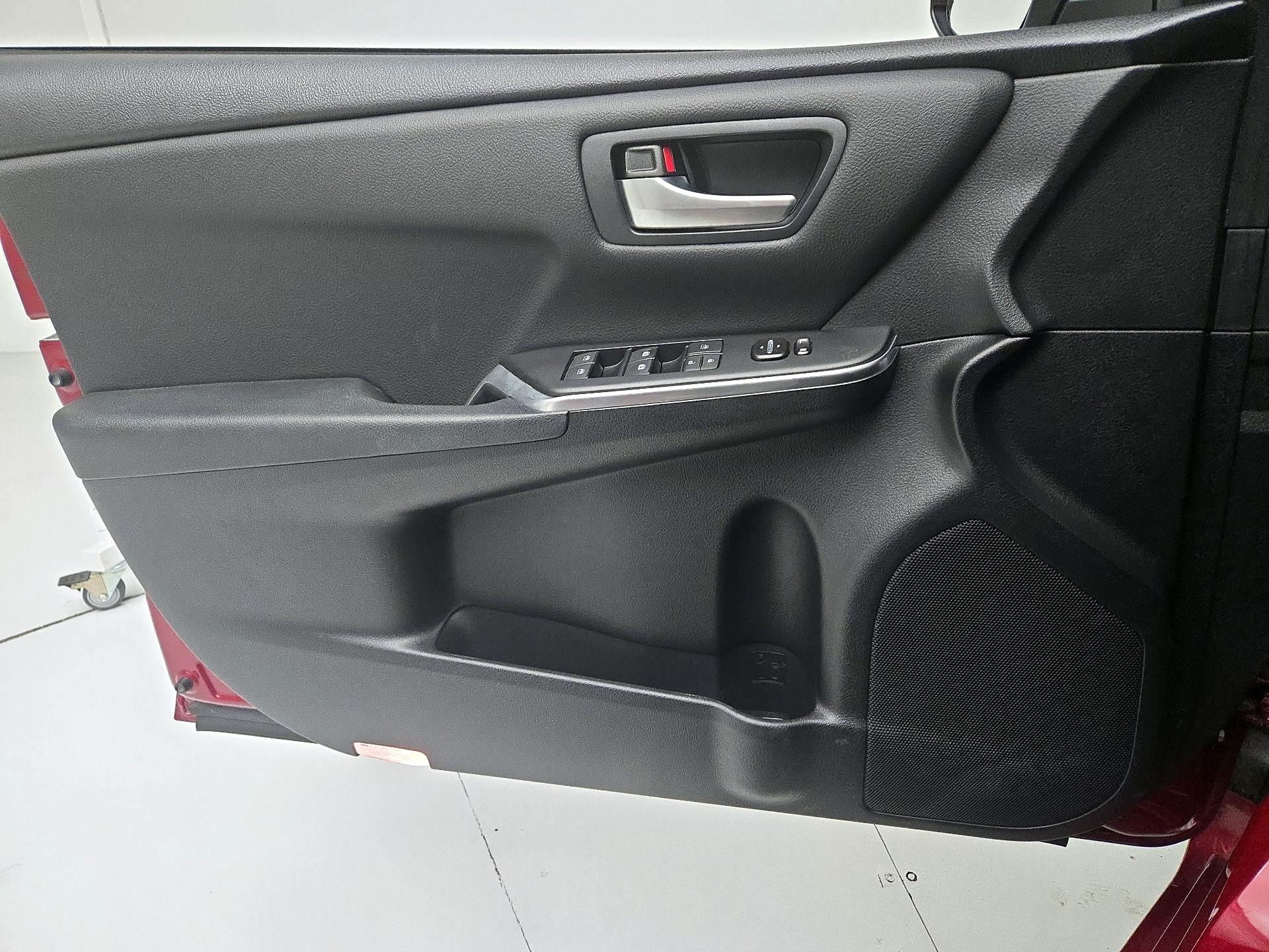 Thumbnail: 2016 Toyota Camry - 12