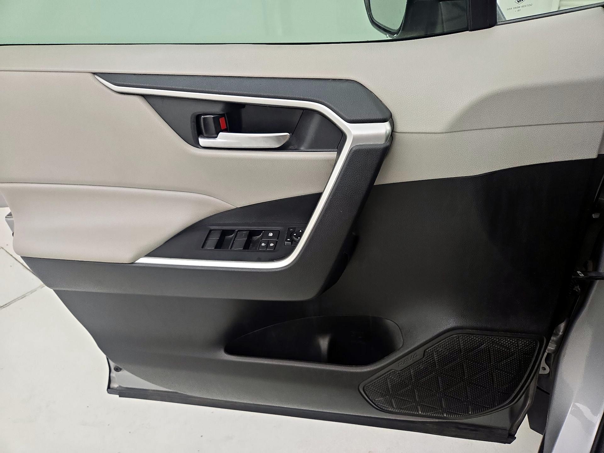 Thumbnail: 2020 Toyota RAV4 - 12