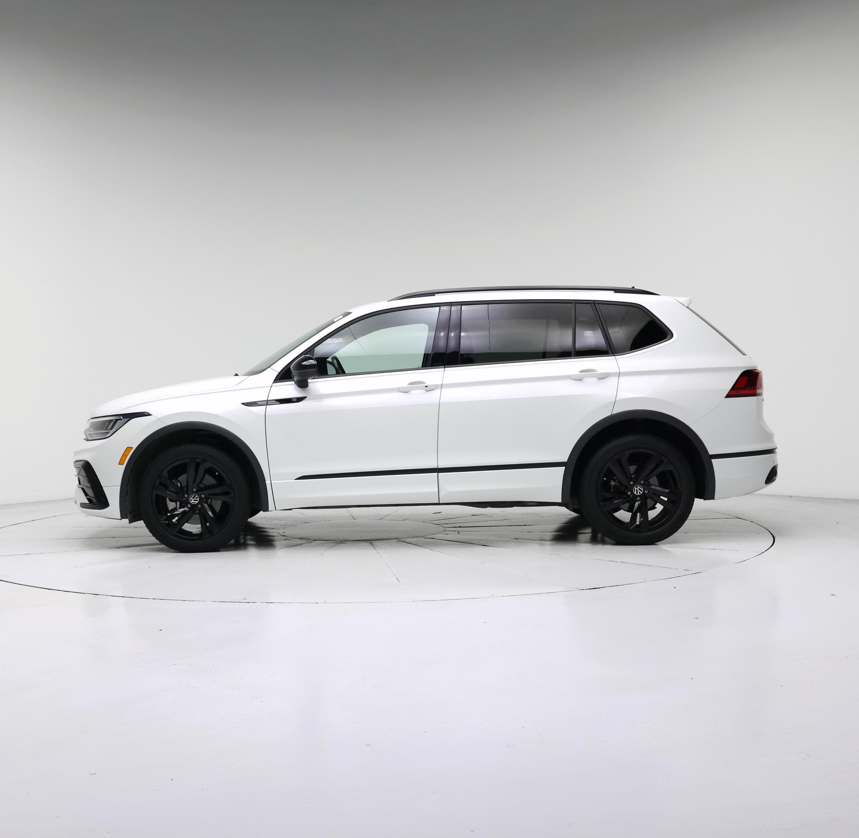 Thumbnail: 2023 Volkswagen Tiguan - 3