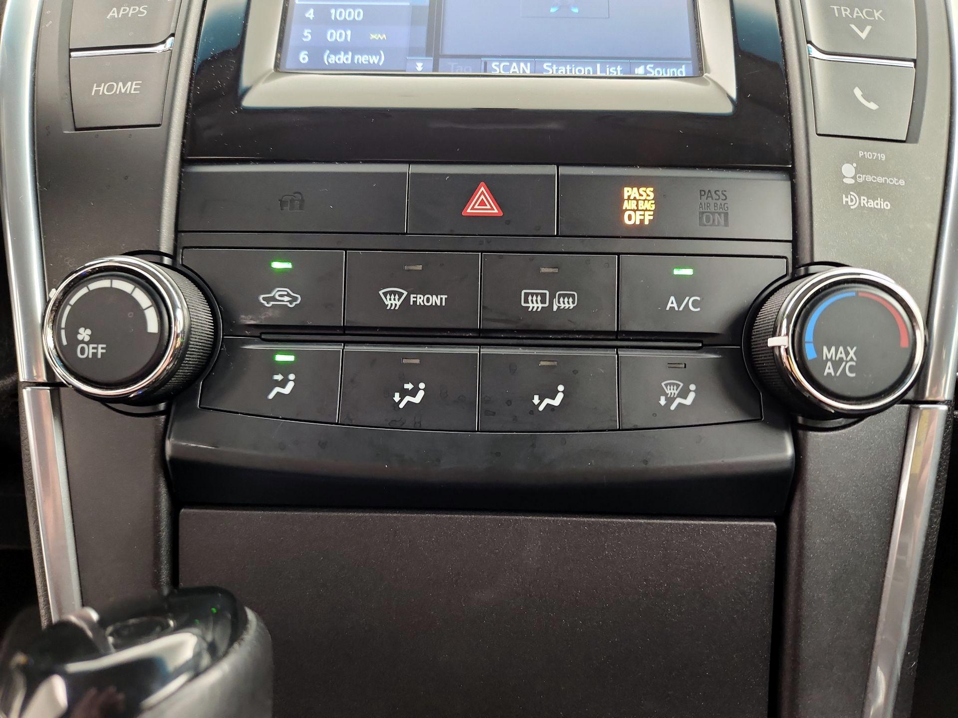Thumbnail: 2015 Toyota Camry - 16