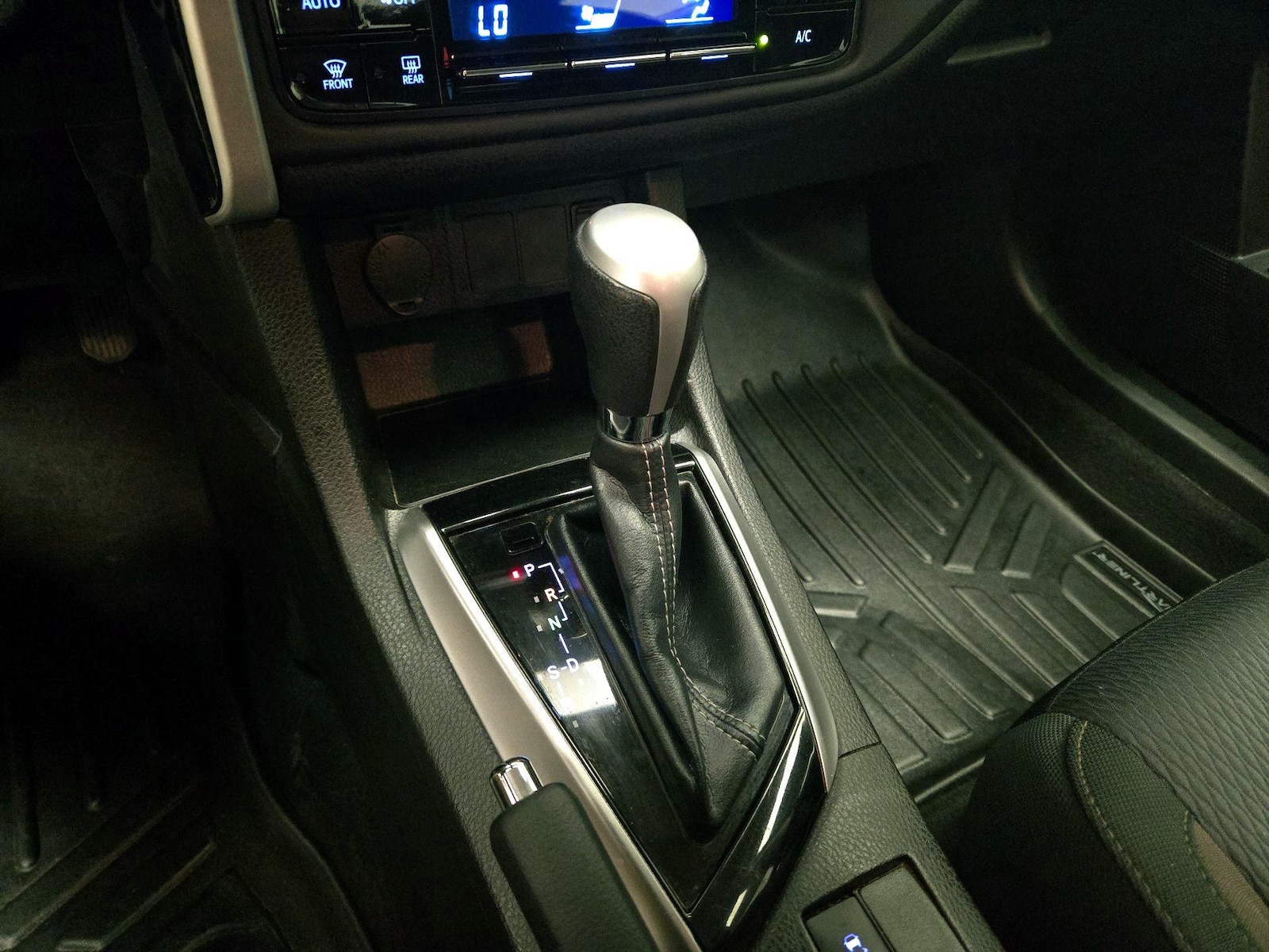 2019 Toyota Corolla LE - Photo 18