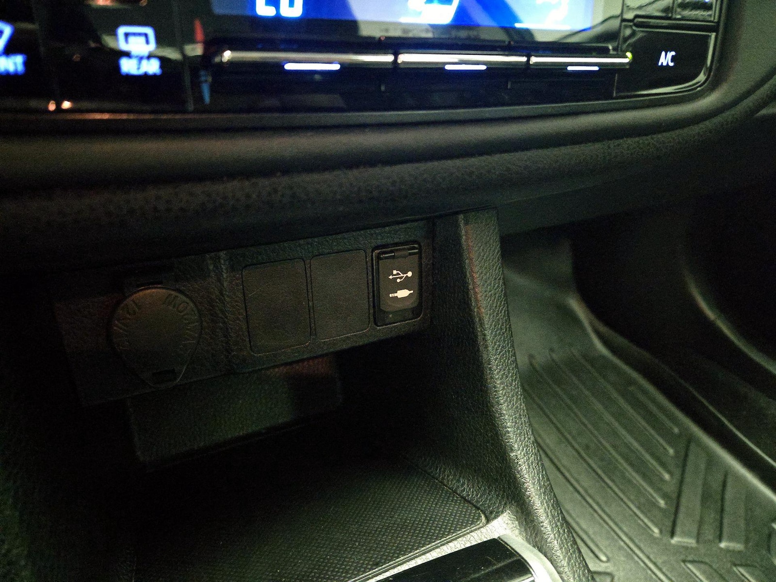 2019 Toyota Corolla LE - Photo 19