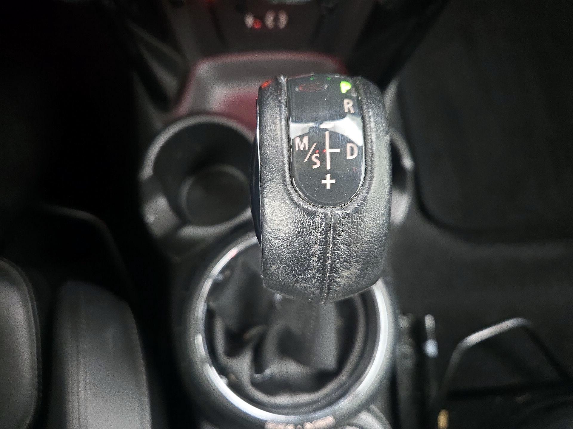 Thumbnail: 2015 MINI Cooper Hardtop - 17