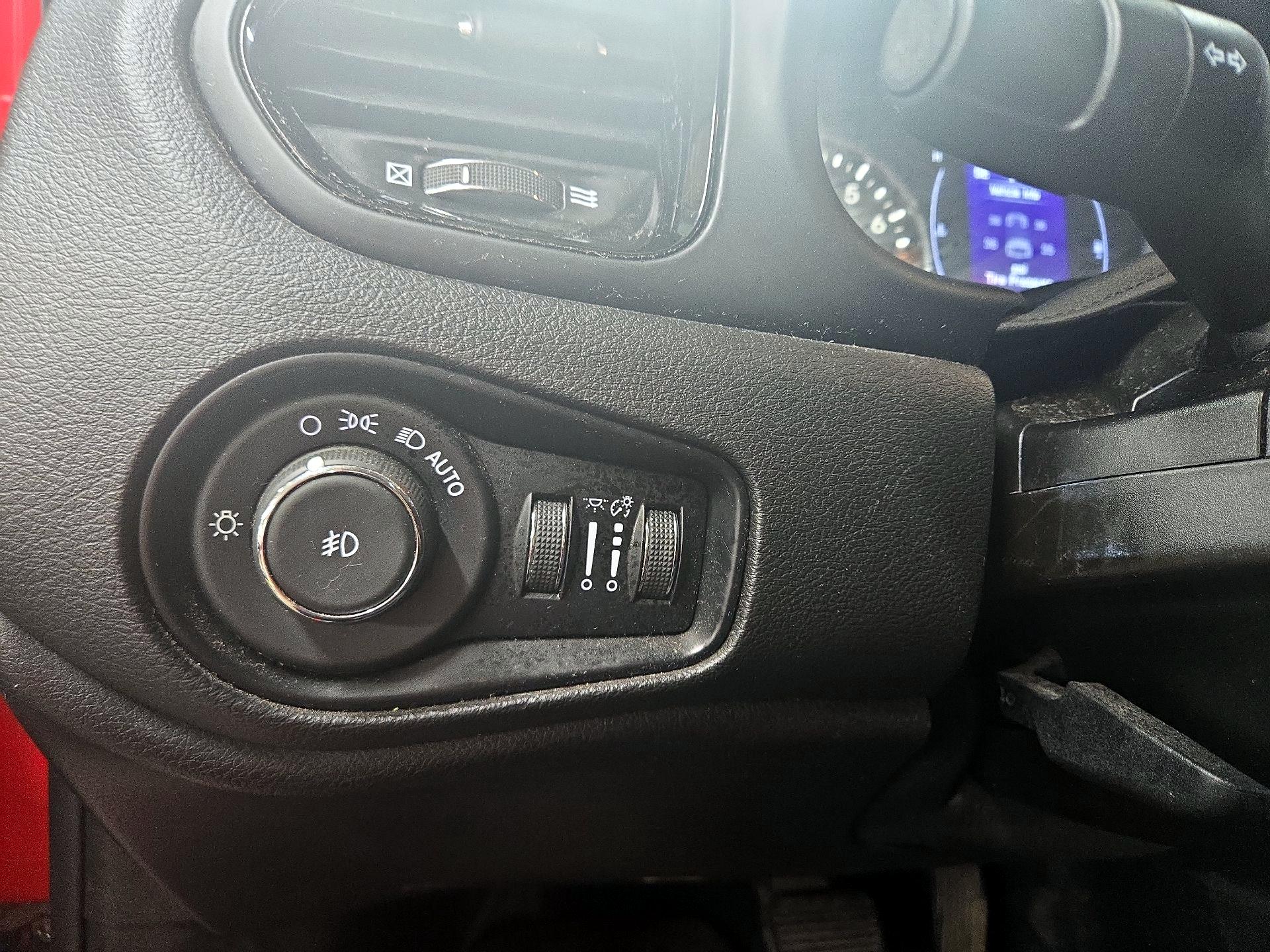 Thumbnail: 2018 Jeep Renegade - 13