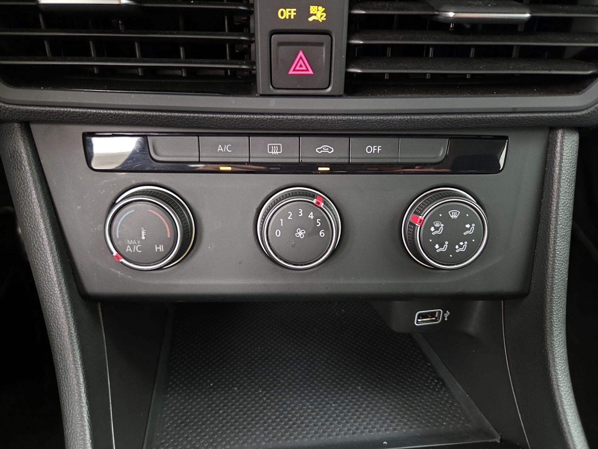 Thumbnail: 2019 Volkswagen Jetta - 16