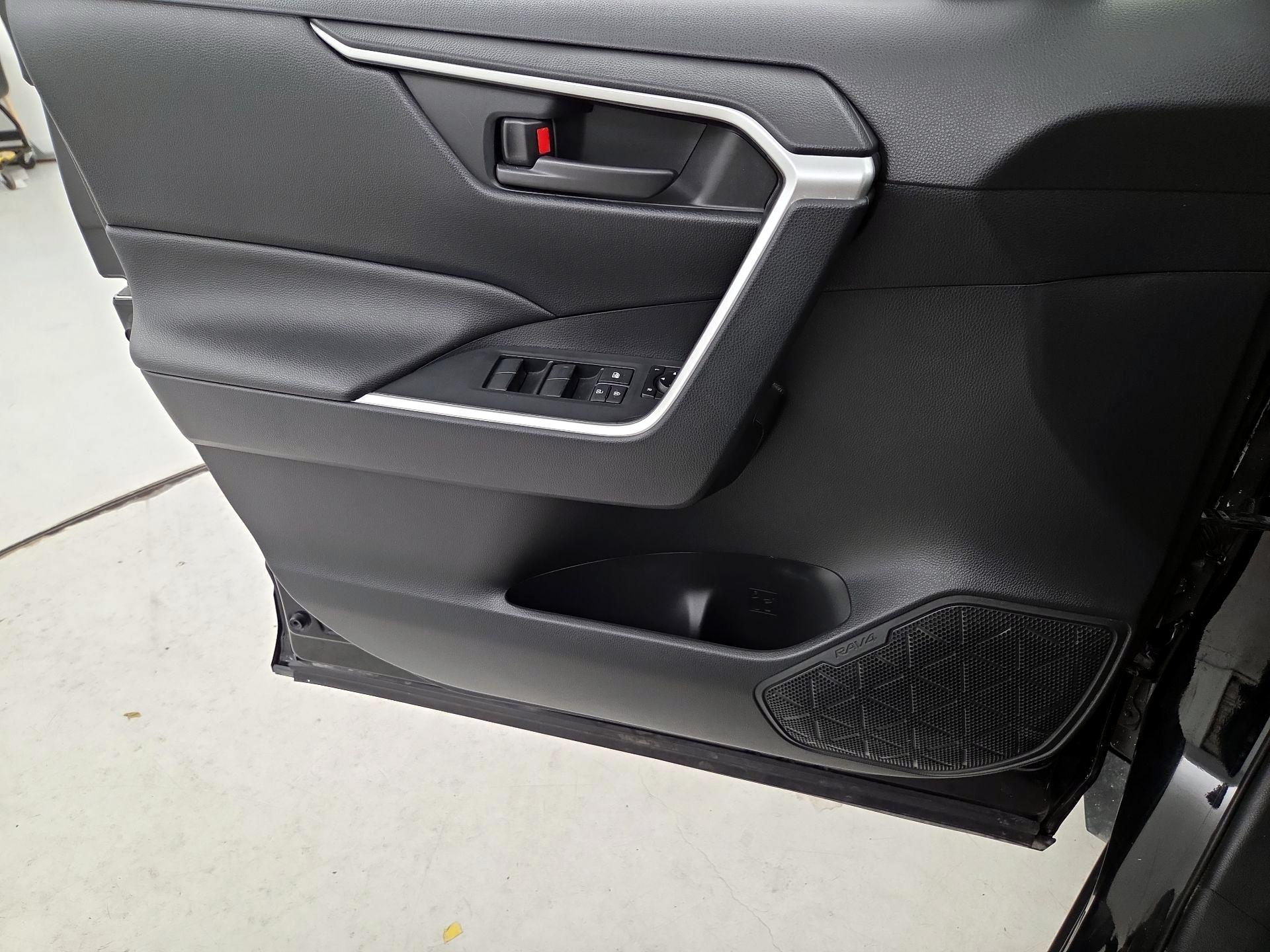 Thumbnail: 2019 Toyota RAV4 - 12