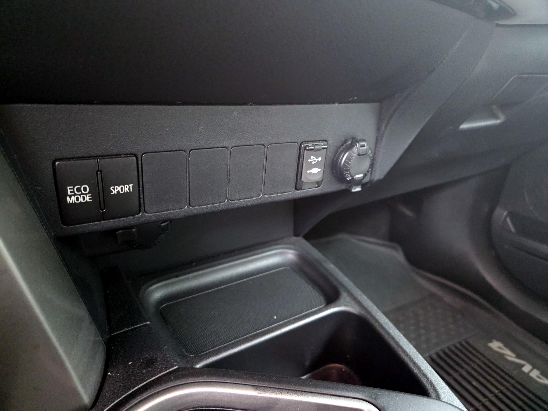 Thumbnail: 2017 Toyota RAV4 - 18