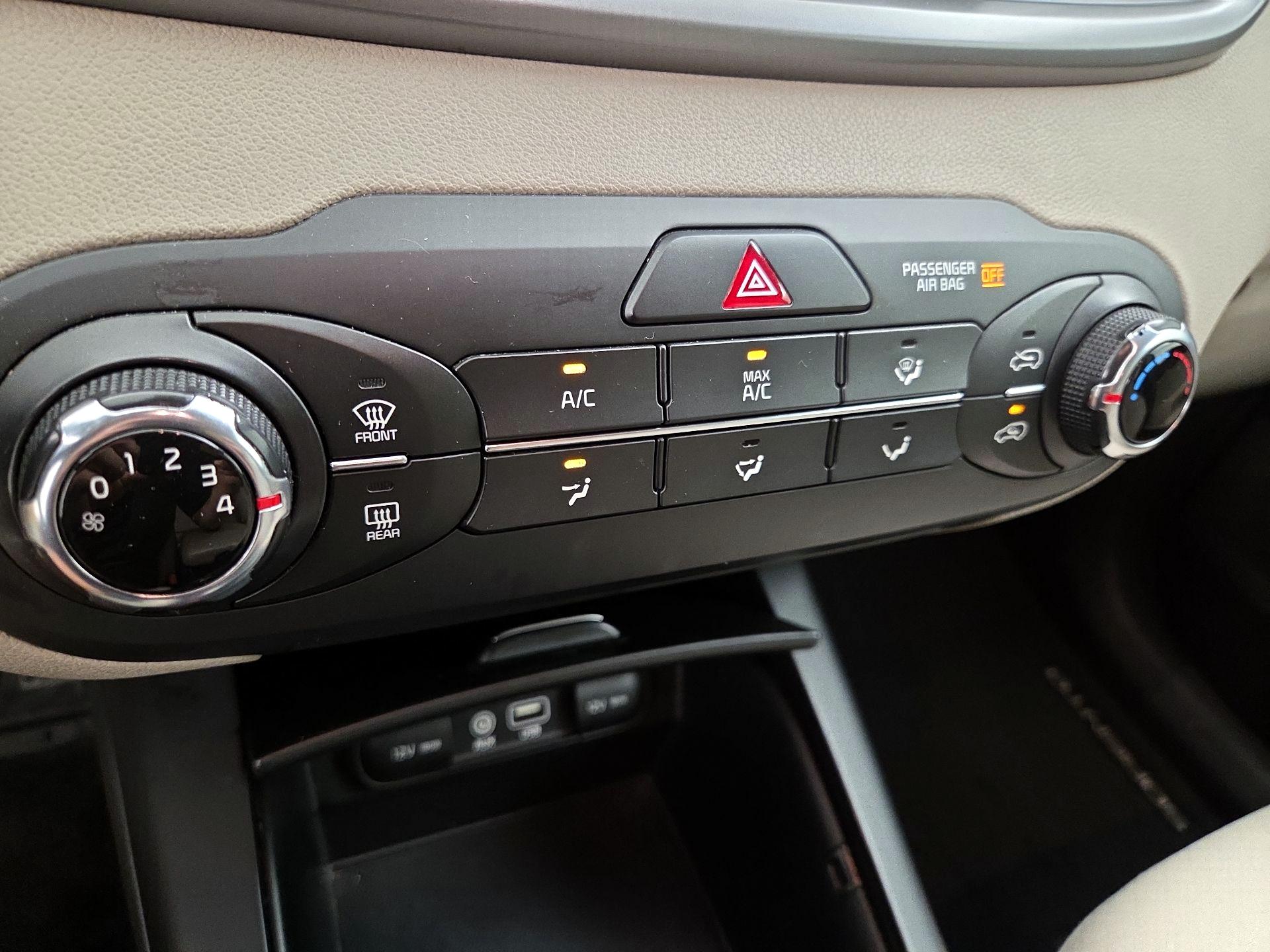 Thumbnail: 2016 Kia Sorento - 16