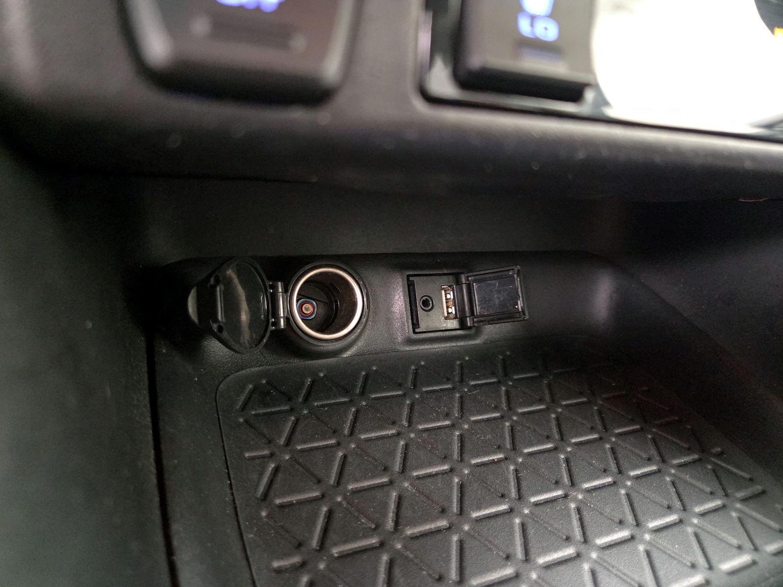 2019 Toyota RAV4 XLE Premium - Photo 19